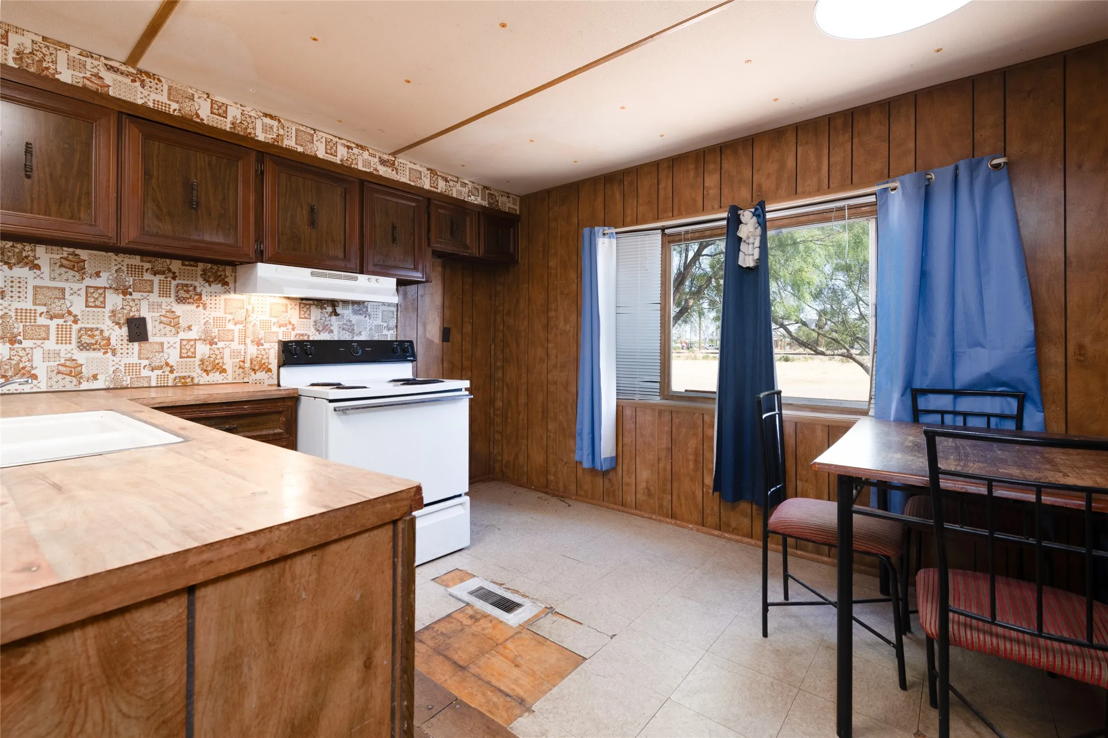 Mobile Home For Sale in Taylor County , 146 South Street, Tye, Texas 79563, 2 Bedroom, 1 Bathroom, Garage spaces, 784 Sqft, built in 1978, Price $86,000, mls#21366465, Real Estate Agent in Tye, Homes For Sale in Taylor county, Homes For Sale in Tye, Realtor in Tye Texas, Real Estate Brokerage Independent Realty Texas, Luminita Cordes Realtor