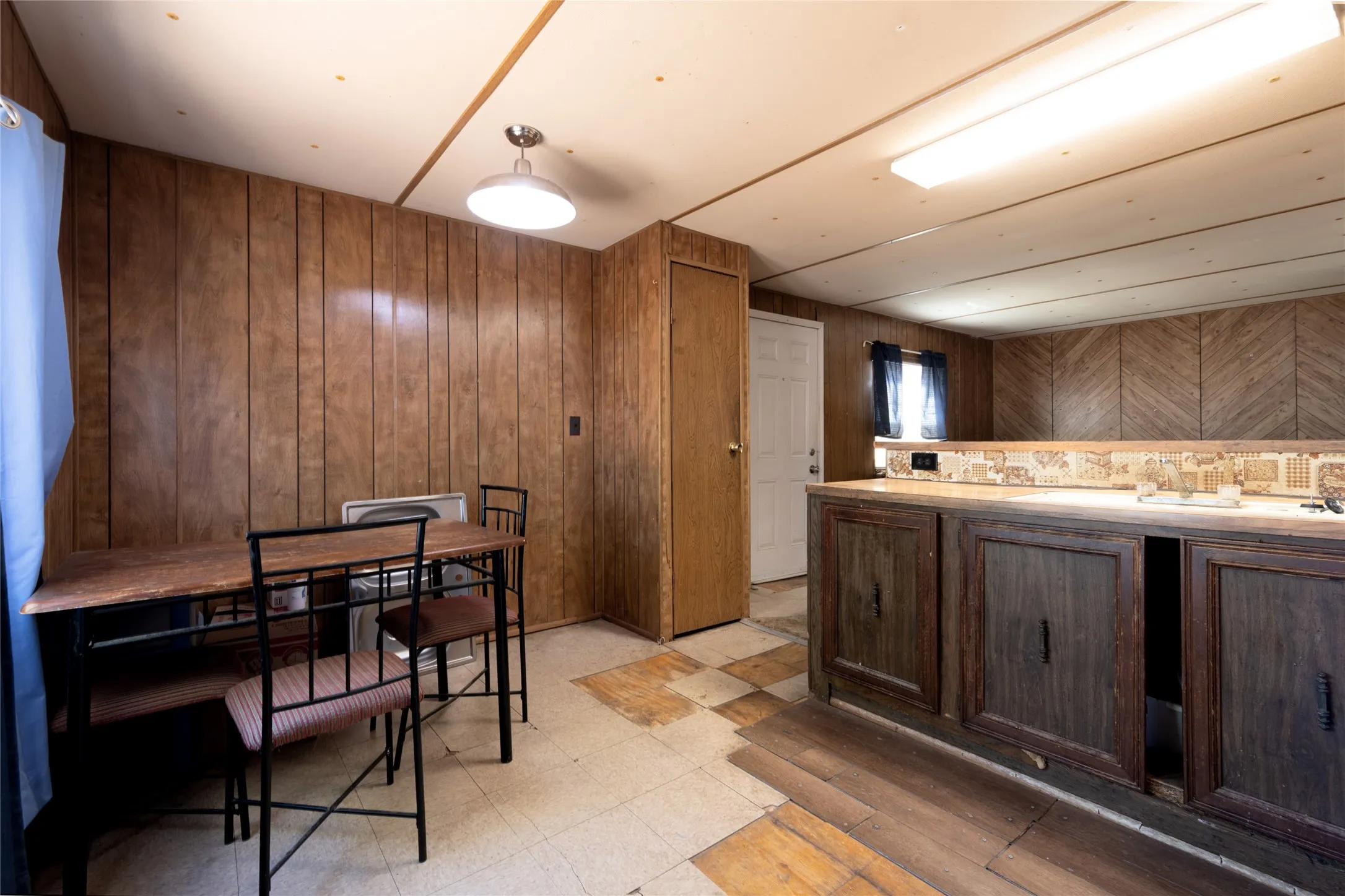 Mobile Home For Sale in Taylor County , 146 South Street, Tye, Texas 79563, 2 Bedroom, 1 Bathroom, Garage spaces, 784 Sqft, built in 1978, Price $86,000, mls#21366465, Real Estate Agent in Tye, Homes For Sale in Taylor county, Homes For Sale in Tye, Realtor in Tye Texas, Real Estate Brokerage Independent Realty Texas, Luminita Cordes Realtor