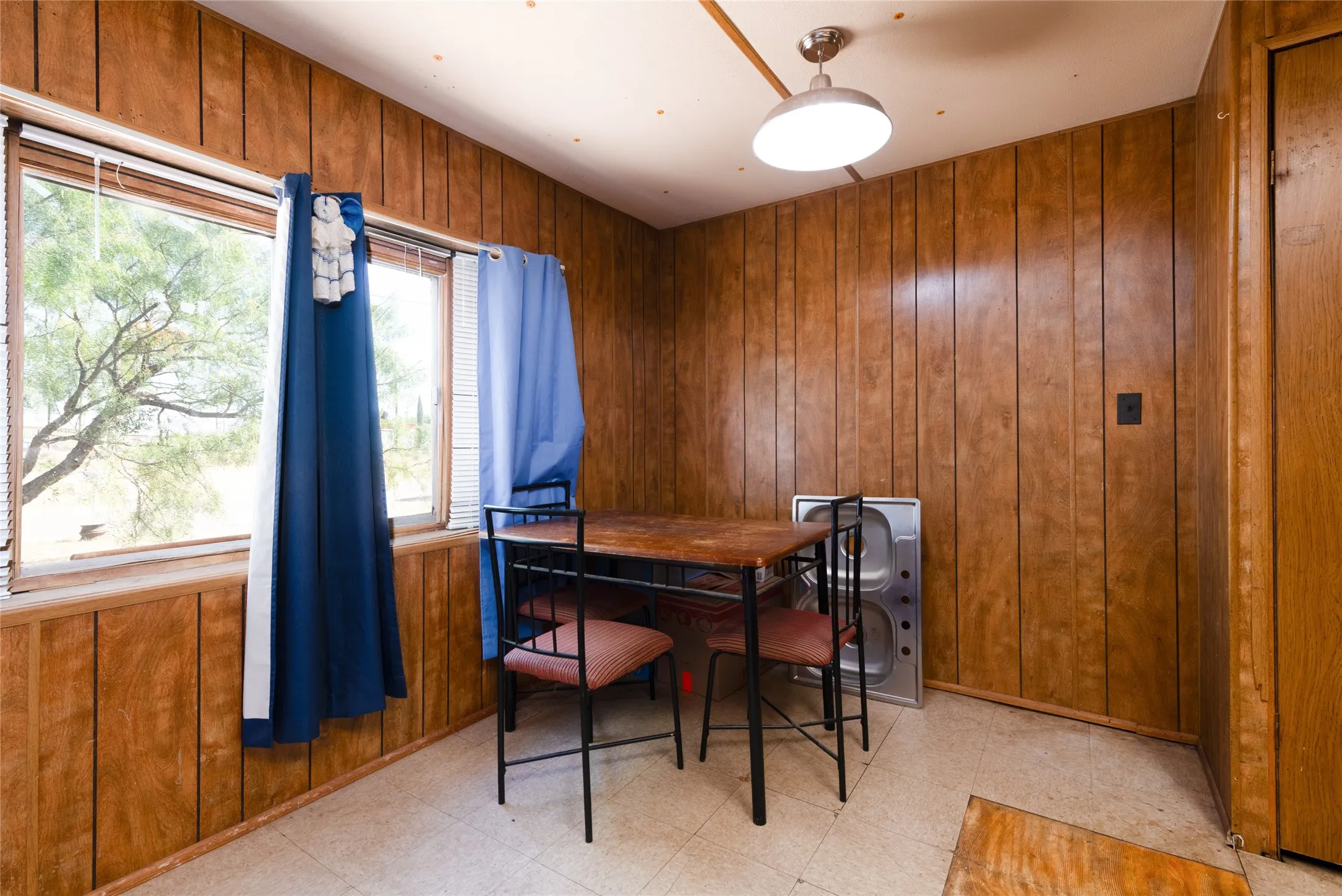 Mobile Home For Sale in Taylor County , 146 South Street, Tye, Texas 79563, 2 Bedroom, 1 Bathroom, Garage spaces, 784 Sqft, built in 1978, Price $86,000, mls#21366465, Real Estate Agent in Tye, Homes For Sale in Taylor county, Homes For Sale in Tye, Realtor in Tye Texas, Real Estate Brokerage Independent Realty Texas, Luminita Cordes Realtor