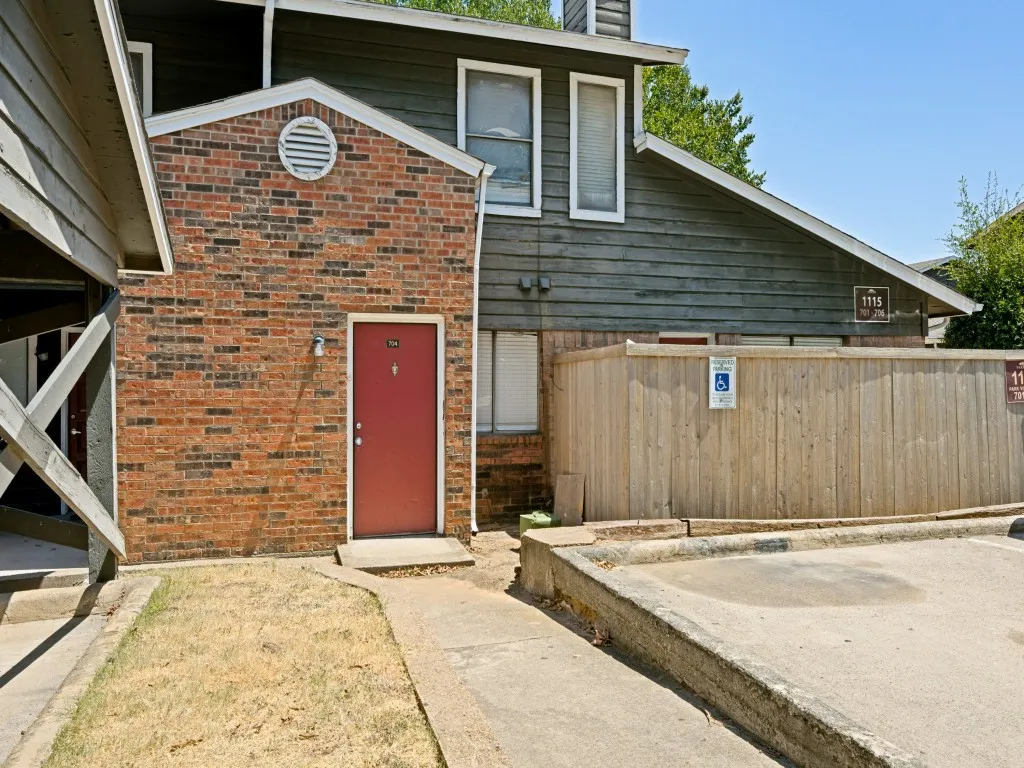 Condominium For Sale in Tarrant County , 1122 Millview Drive 704, Arlington, Texas 76012, 2 Bedroom, 2 Bathroom, Garage spaces, 946 Sqft, built in 1984, Price $115,000, mls#21366780, Real Estate Agent in Arlington, Homes For Sale in Tarrant county, Homes For Sale in Arlington, Realtor in Arlington Texas, Real Estate Brokerage Independent Realty Texas, Luminita Cordes Realtor