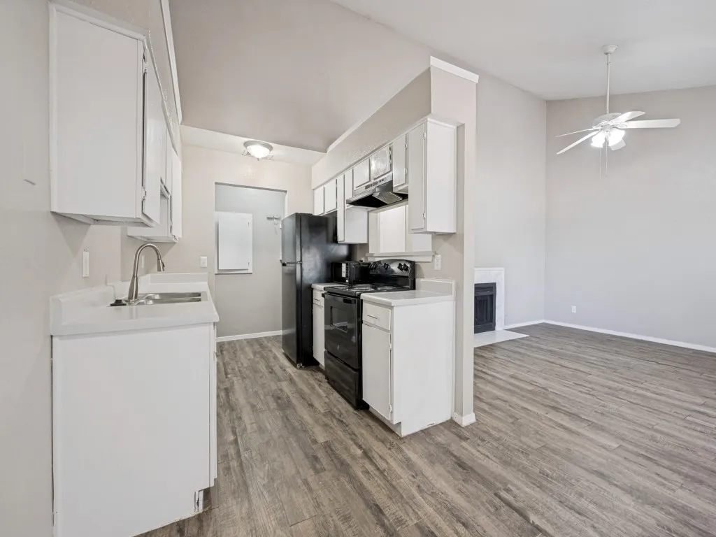 Condominium For Sale in Tarrant County , 1122 Millview Drive 704, Arlington, Texas 76012, 2 Bedroom, 2 Bathroom, Garage spaces, 946 Sqft, built in 1984, Price $115,000, mls#21366780, Real Estate Agent in Arlington, Homes For Sale in Tarrant county, Homes For Sale in Arlington, Realtor in Arlington Texas, Real Estate Brokerage Independent Realty Texas, Luminita Cordes Realtor