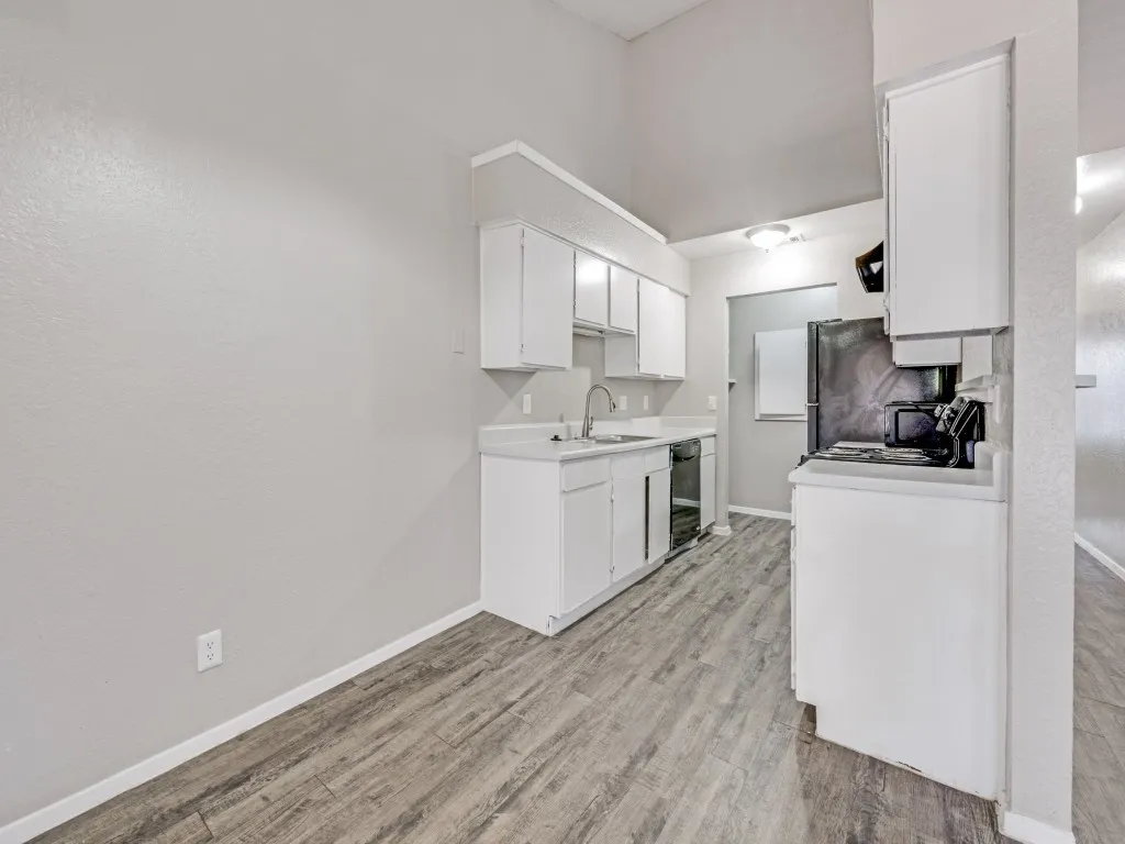 Condominium For Sale in Tarrant County , 1122 Millview Drive 704, Arlington, Texas 76012, 2 Bedroom, 2 Bathroom, Garage spaces, 946 Sqft, built in 1984, Price $115,000, mls#21366780, Real Estate Agent in Arlington, Homes For Sale in Tarrant county, Homes For Sale in Arlington, Realtor in Arlington Texas, Real Estate Brokerage Independent Realty Texas, Luminita Cordes Realtor