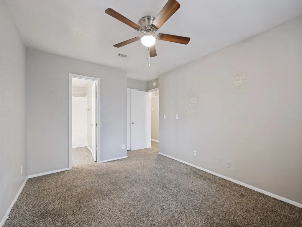 Condominium For Sale in Tarrant County , 1122 Millview Drive 704, Arlington, Texas 76012, 2 Bedroom, 2 Bathroom, Garage spaces, 946 Sqft, built in 1984, Price $115,000, mls#21366780, Real Estate Agent in Arlington, Homes For Sale in Tarrant county, Homes For Sale in Arlington, Realtor in Arlington Texas, Real Estate Brokerage Independent Realty Texas, Luminita Cordes Realtor