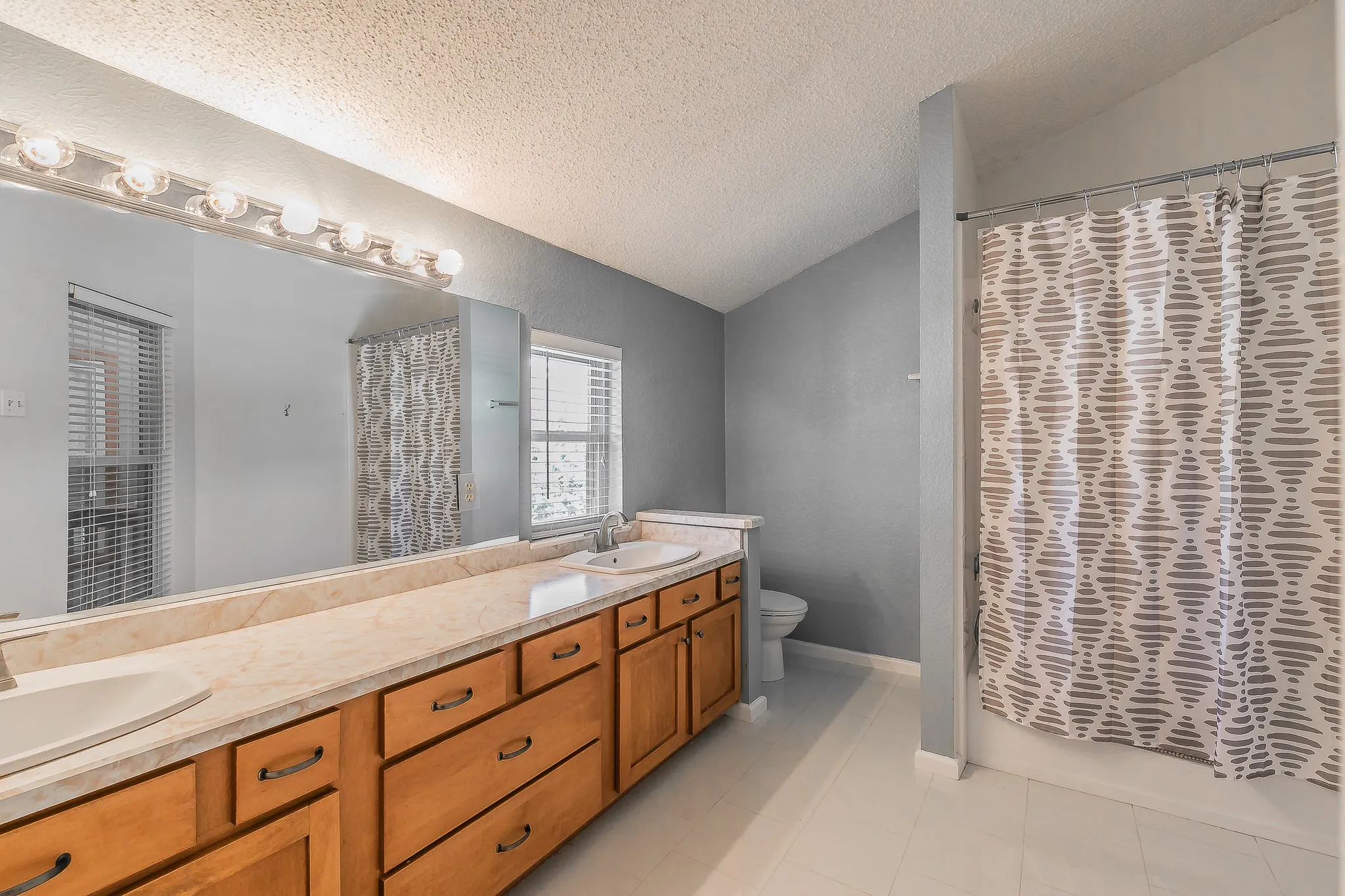 Townhouse For Sale in Tarrant County , 400 S Fielder Road, Arlington, Texas 76013, 2 Bedroom, 3 Bathroom, Garage spaces, 1,843 Sqft, built in 1985, mls#21366458, Real Estate Agent in Arlington, Homes For Sale in Tarrant county, Homes For Sale in Arlington, Realtor in Arlington Texas, Real Estate Brokerage Independent Realty Texas, Luminita Cordes Realtor