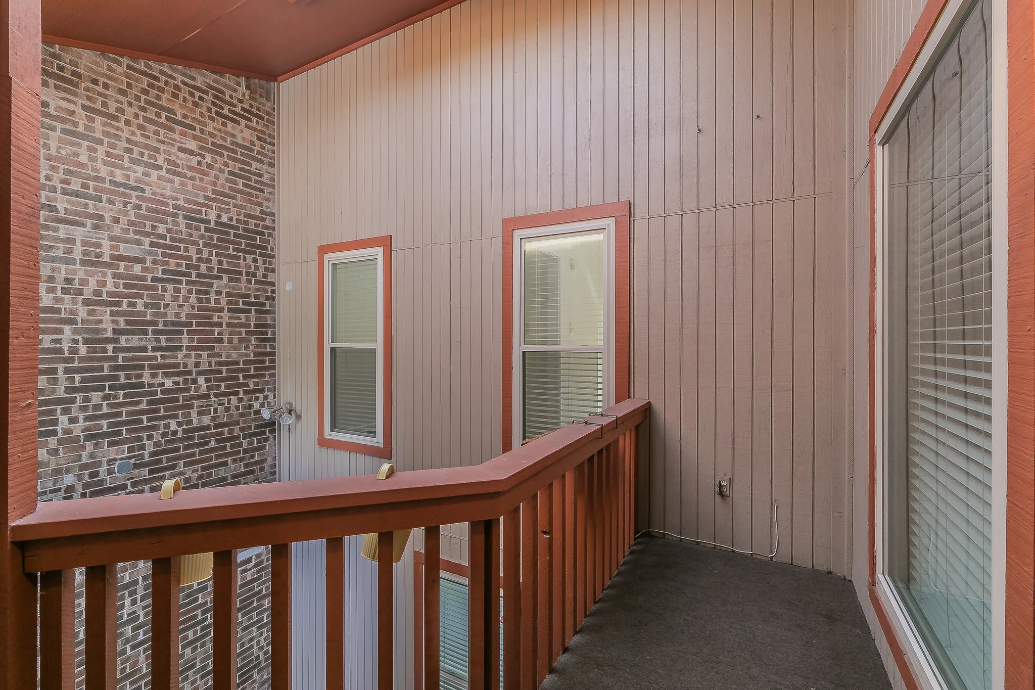 Townhouse For Sale in Tarrant County , 400 S Fielder Road, Arlington, Texas 76013, 2 Bedroom, 3 Bathroom, Garage spaces, 1,843 Sqft, built in 1985, mls#21366458, Real Estate Agent in Arlington, Homes For Sale in Tarrant county, Homes For Sale in Arlington, Realtor in Arlington Texas, Real Estate Brokerage Independent Realty Texas, Luminita Cordes Realtor