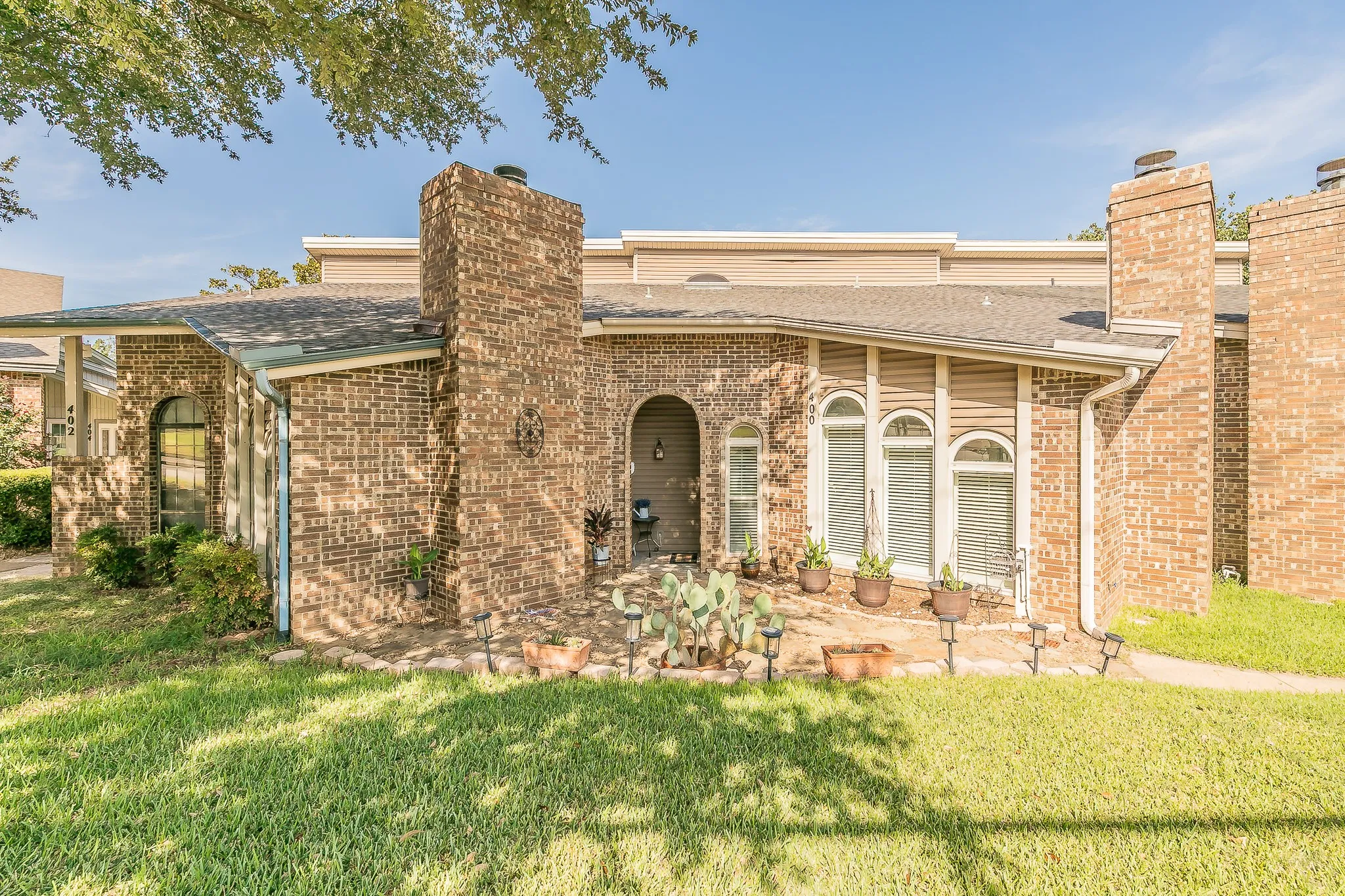 Townhouse For Sale in Tarrant County , 400 S Fielder Road, Arlington, Texas 76013, 2 Bedroom, 3 Bathroom, Garage spaces, 1,843 Sqft, built in 1985, mls#21366458, Real Estate Agent in Arlington, Homes For Sale in Tarrant county, Homes For Sale in Arlington, Realtor in Arlington Texas, Real Estate Brokerage Independent Realty Texas, Luminita Cordes Realtor