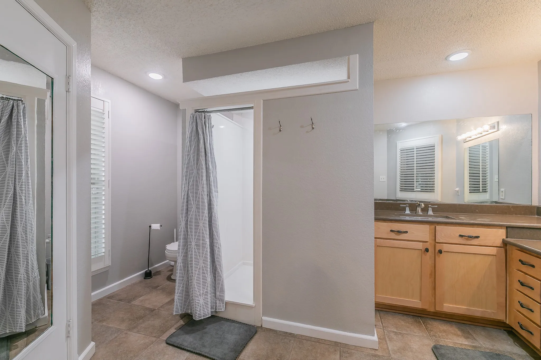 Townhouse For Sale in Tarrant County , 400 S Fielder Road, Arlington, Texas 76013, 2 Bedroom, 3 Bathroom, Garage spaces, 1,843 Sqft, built in 1985, mls#21366458, Real Estate Agent in Arlington, Homes For Sale in Tarrant county, Homes For Sale in Arlington, Realtor in Arlington Texas, Real Estate Brokerage Independent Realty Texas, Luminita Cordes Realtor