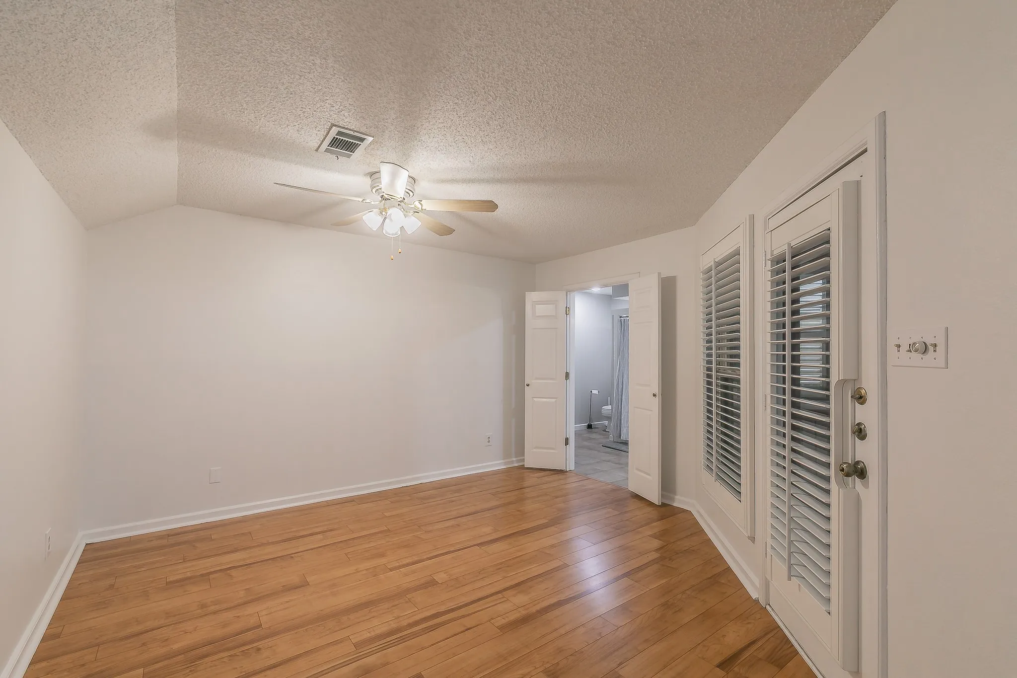 Townhouse For Sale in Tarrant County , 400 S Fielder Road, Arlington, Texas 76013, 2 Bedroom, 3 Bathroom, Garage spaces, 1,843 Sqft, built in 1985, mls#21366458, Real Estate Agent in Arlington, Homes For Sale in Tarrant county, Homes For Sale in Arlington, Realtor in Arlington Texas, Real Estate Brokerage Independent Realty Texas, Luminita Cordes Realtor