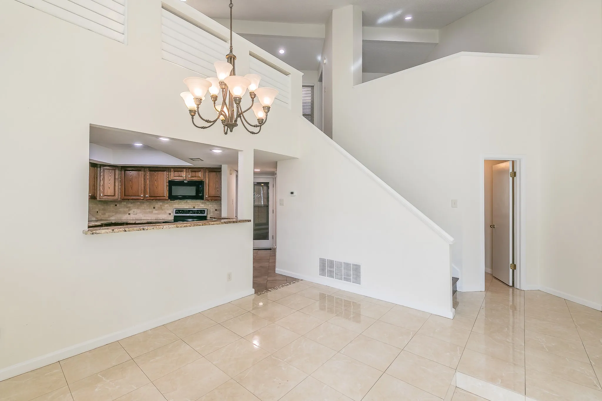 Townhouse For Sale in Tarrant County , 400 S Fielder Road, Arlington, Texas 76013, 2 Bedroom, 3 Bathroom, Garage spaces, 1,843 Sqft, built in 1985, mls#21366458, Real Estate Agent in Arlington, Homes For Sale in Tarrant county, Homes For Sale in Arlington, Realtor in Arlington Texas, Real Estate Brokerage Independent Realty Texas, Luminita Cordes Realtor