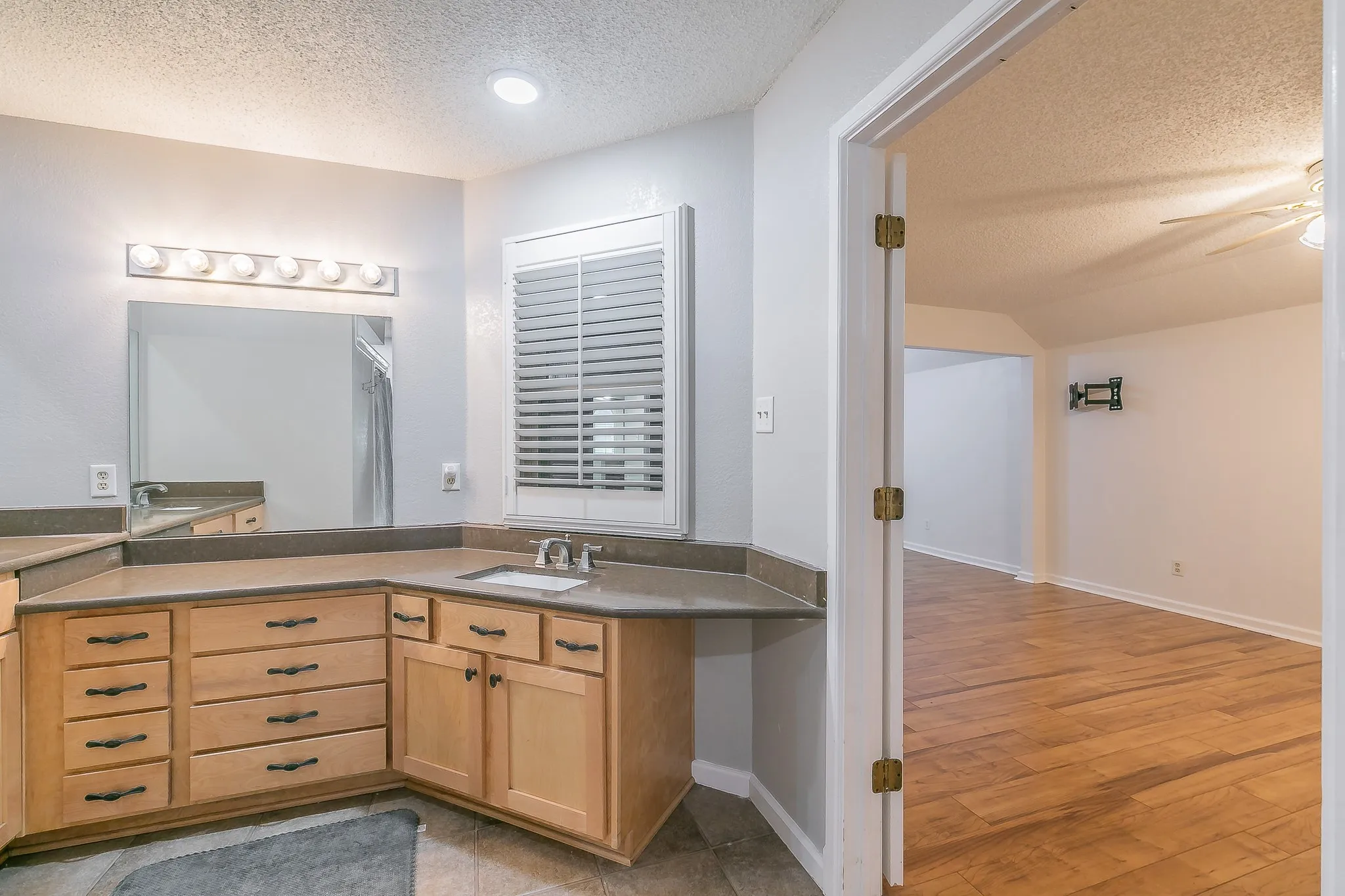 Townhouse For Sale in Tarrant County , 400 S Fielder Road, Arlington, Texas 76013, 2 Bedroom, 3 Bathroom, Garage spaces, 1,843 Sqft, built in 1985, mls#21366458, Real Estate Agent in Arlington, Homes For Sale in Tarrant county, Homes For Sale in Arlington, Realtor in Arlington Texas, Real Estate Brokerage Independent Realty Texas, Luminita Cordes Realtor