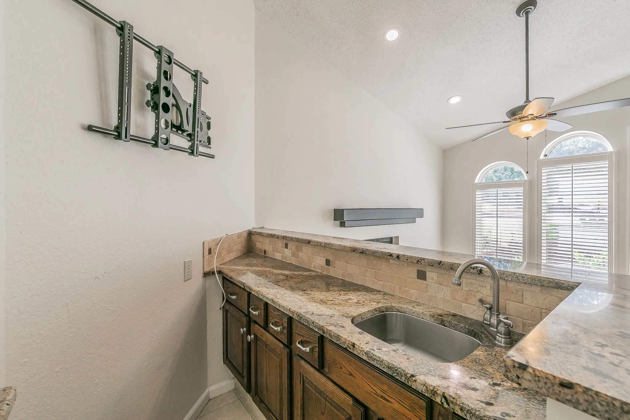 Townhouse For Sale in Tarrant County , 400 S Fielder Road, Arlington, Texas 76013, 2 Bedroom, 3 Bathroom, Garage spaces, 1,843 Sqft, built in 1985, mls#21366458, Real Estate Agent in Arlington, Homes For Sale in Tarrant county, Homes For Sale in Arlington, Realtor in Arlington Texas, Real Estate Brokerage Independent Realty Texas, Luminita Cordes Realtor
