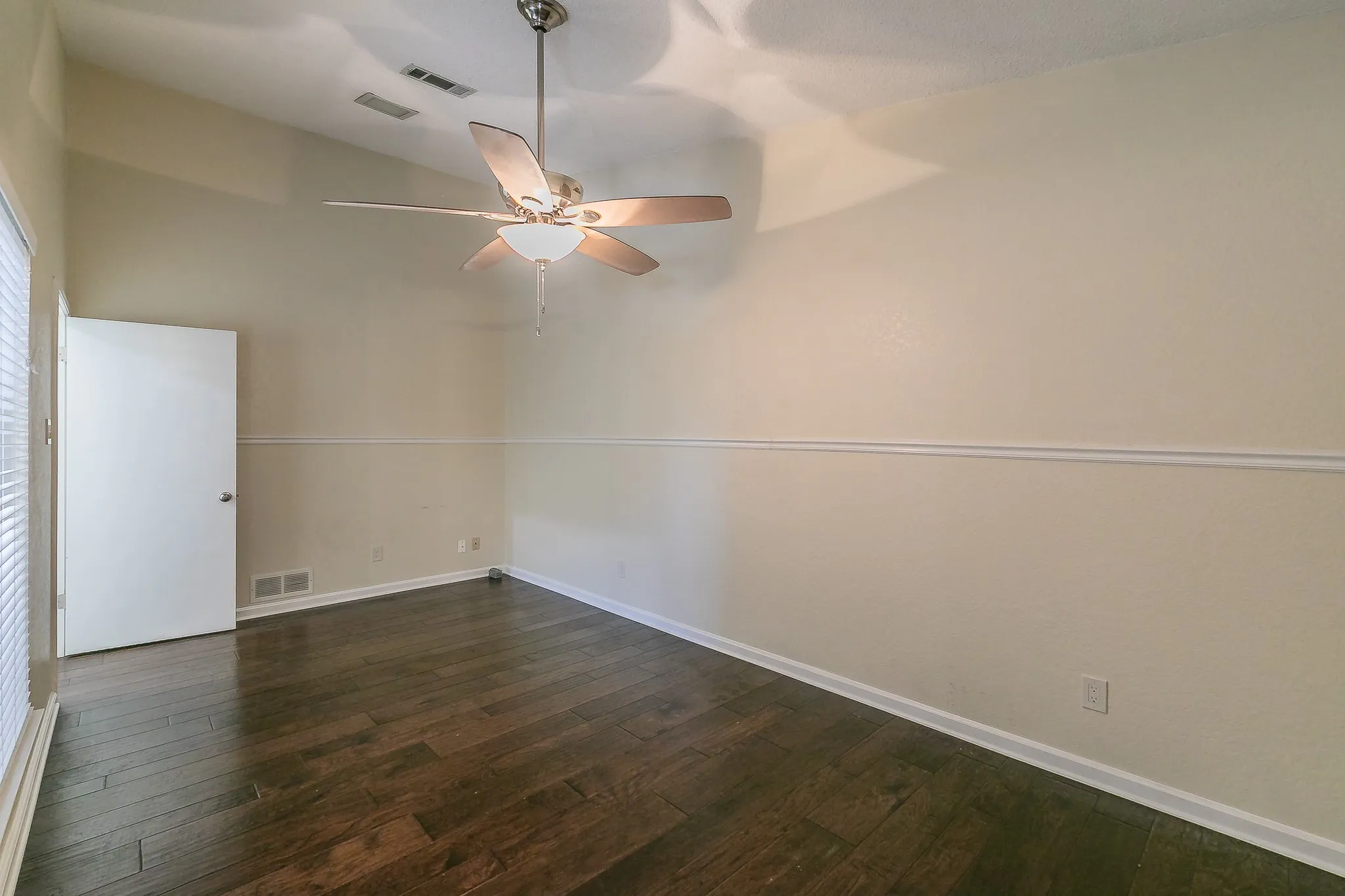 Townhouse For Sale in Tarrant County , 400 S Fielder Road, Arlington, Texas 76013, 2 Bedroom, 3 Bathroom, Garage spaces, 1,843 Sqft, built in 1985, mls#21366458, Real Estate Agent in Arlington, Homes For Sale in Tarrant county, Homes For Sale in Arlington, Realtor in Arlington Texas, Real Estate Brokerage Independent Realty Texas, Luminita Cordes Realtor