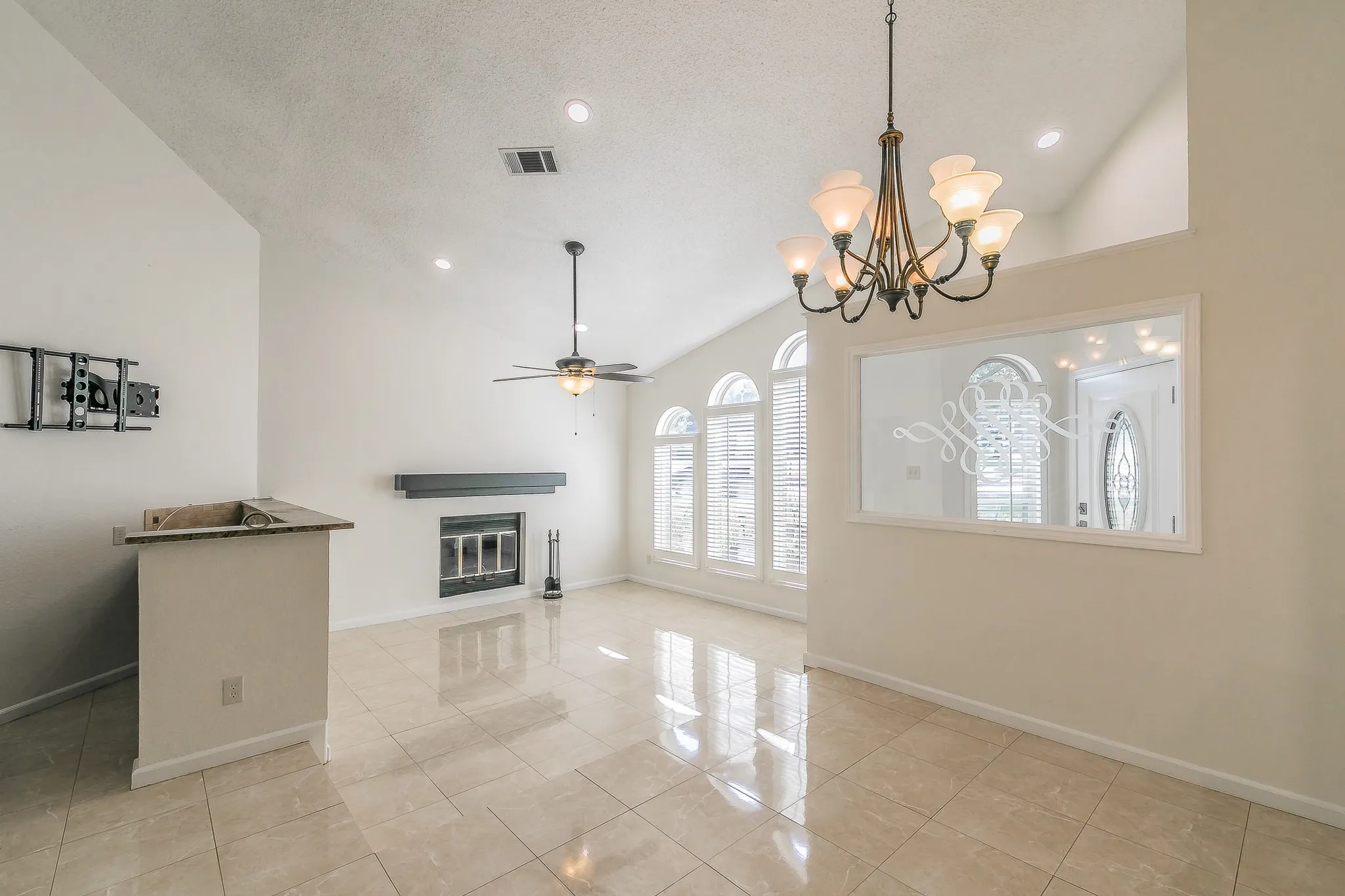 Townhouse For Sale in Tarrant County , 400 S Fielder Road, Arlington, Texas 76013, 2 Bedroom, 3 Bathroom, Garage spaces, 1,843 Sqft, built in 1985, mls#21366458, Real Estate Agent in Arlington, Homes For Sale in Tarrant county, Homes For Sale in Arlington, Realtor in Arlington Texas, Real Estate Brokerage Independent Realty Texas, Luminita Cordes Realtor