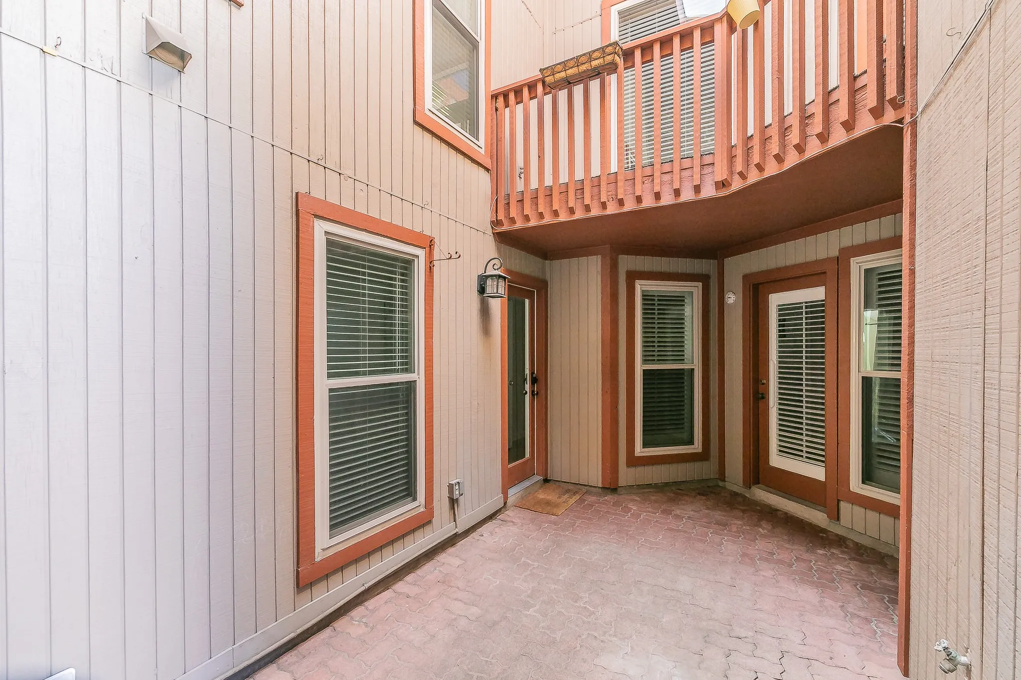 Townhouse For Sale in Tarrant County , 400 S Fielder Road, Arlington, Texas 76013, 2 Bedroom, 3 Bathroom, Garage spaces, 1,843 Sqft, built in 1985, mls#21366458, Real Estate Agent in Arlington, Homes For Sale in Tarrant county, Homes For Sale in Arlington, Realtor in Arlington Texas, Real Estate Brokerage Independent Realty Texas, Luminita Cordes Realtor