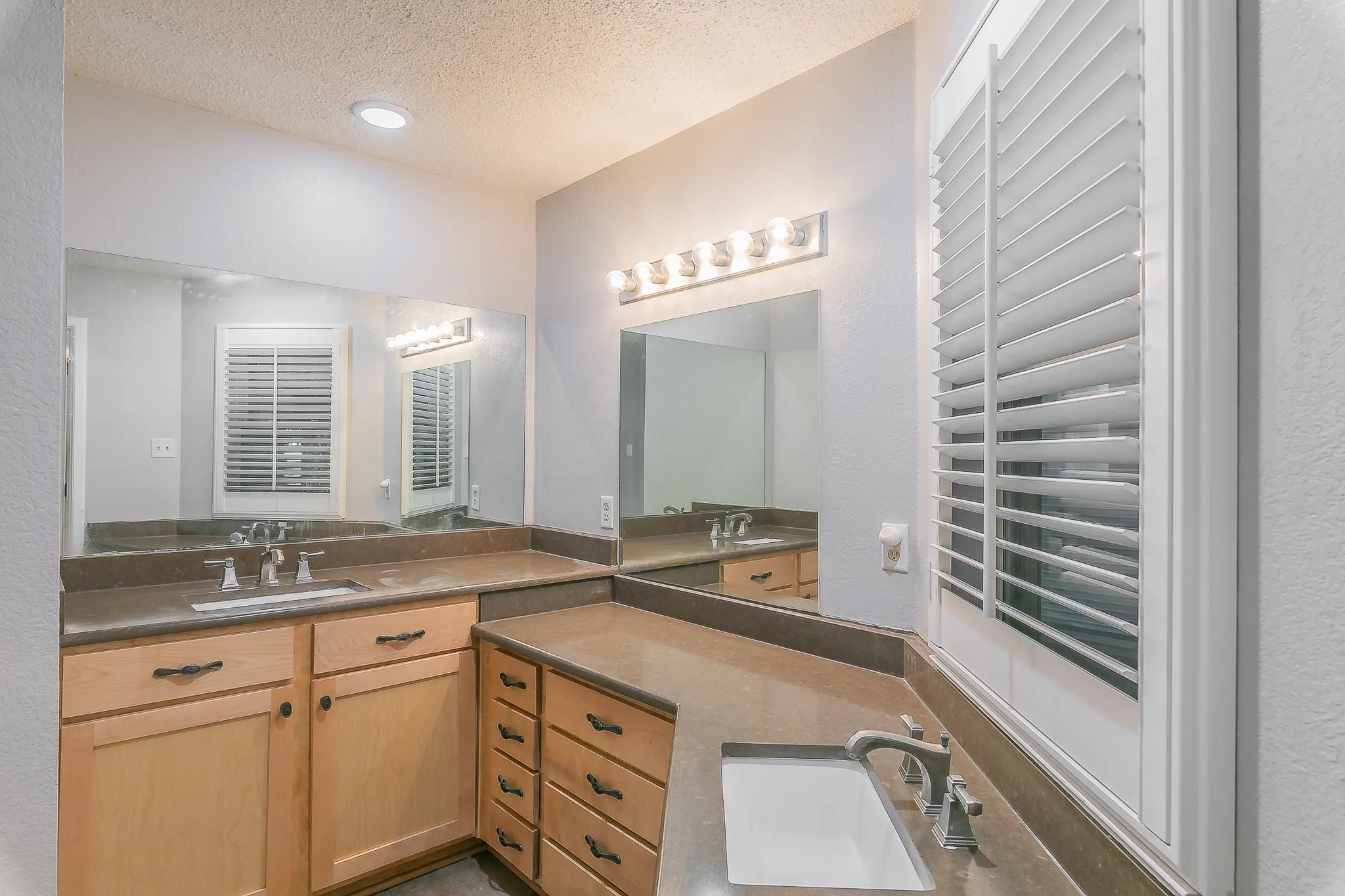 Townhouse For Sale in Tarrant County , 400 S Fielder Road, Arlington, Texas 76013, 2 Bedroom, 3 Bathroom, Garage spaces, 1,843 Sqft, built in 1985, mls#21366458, Real Estate Agent in Arlington, Homes For Sale in Tarrant county, Homes For Sale in Arlington, Realtor in Arlington Texas, Real Estate Brokerage Independent Realty Texas, Luminita Cordes Realtor