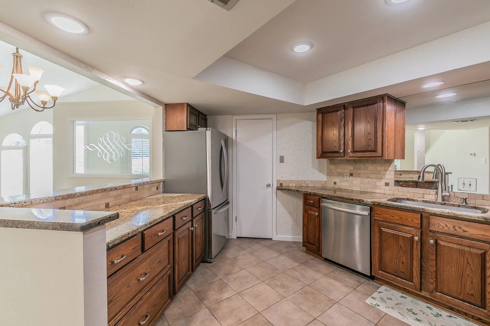 Townhouse For Sale in Tarrant County , 400 S Fielder Road, Arlington, Texas 76013, 2 Bedroom, 3 Bathroom, Garage spaces, 1,843 Sqft, built in 1985, mls#21366458, Real Estate Agent in Arlington, Homes For Sale in Tarrant county, Homes For Sale in Arlington, Realtor in Arlington Texas, Real Estate Brokerage Independent Realty Texas, Luminita Cordes Realtor
