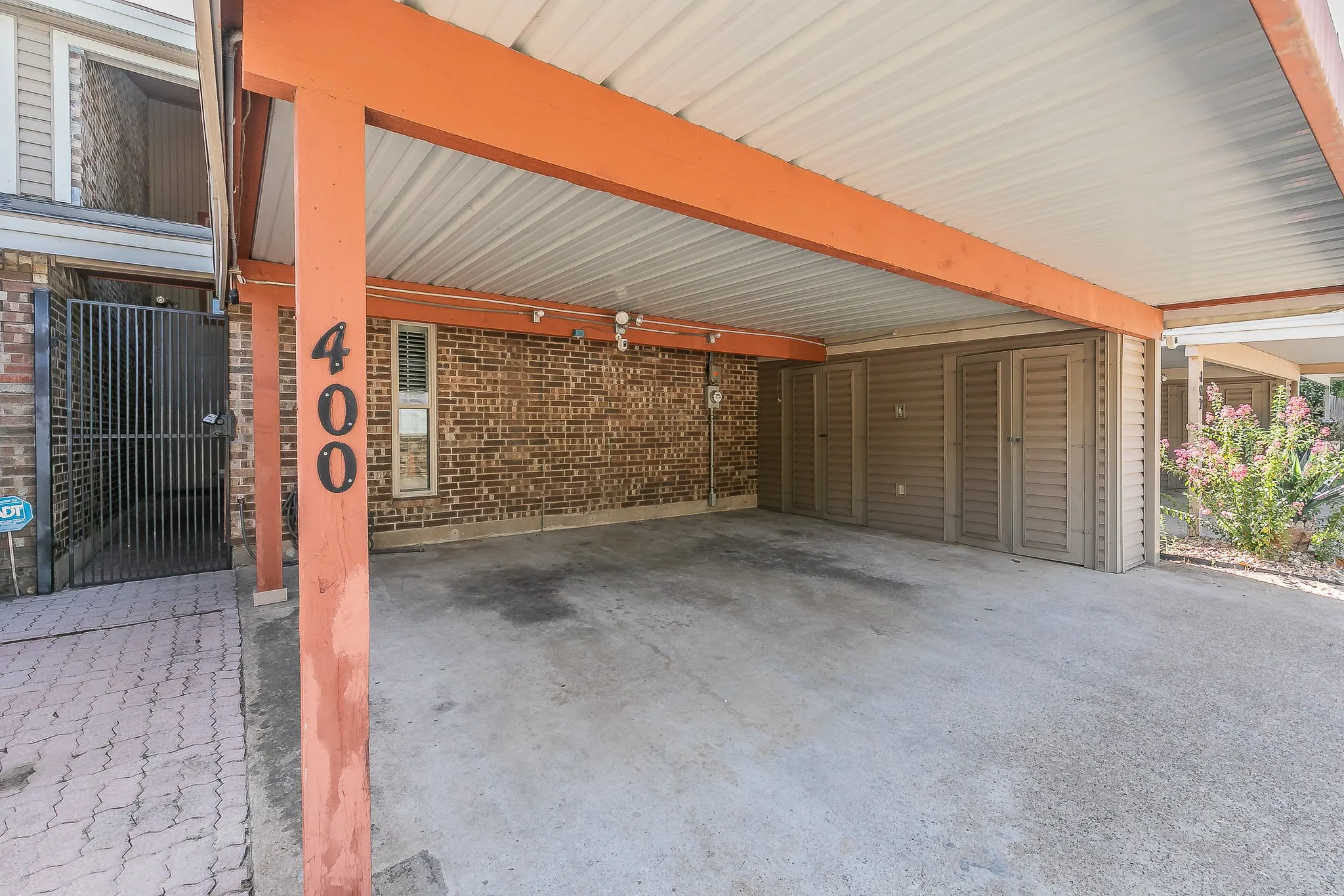 Townhouse For Sale in Tarrant County , 400 S Fielder Road, Arlington, Texas 76013, 2 Bedroom, 3 Bathroom, Garage spaces, 1,843 Sqft, built in 1985, mls#21366458, Real Estate Agent in Arlington, Homes For Sale in Tarrant county, Homes For Sale in Arlington, Realtor in Arlington Texas, Real Estate Brokerage Independent Realty Texas, Luminita Cordes Realtor