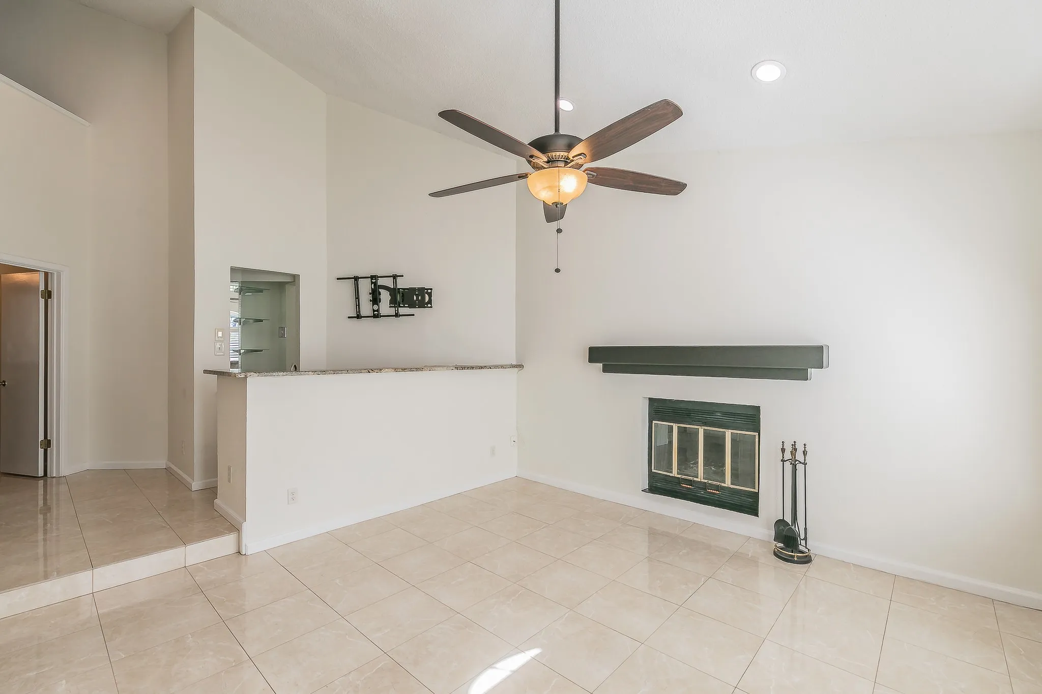Townhouse For Sale in Tarrant County , 400 S Fielder Road, Arlington, Texas 76013, 2 Bedroom, 3 Bathroom, Garage spaces, 1,843 Sqft, built in 1985, mls#21366458, Real Estate Agent in Arlington, Homes For Sale in Tarrant county, Homes For Sale in Arlington, Realtor in Arlington Texas, Real Estate Brokerage Independent Realty Texas, Luminita Cordes Realtor