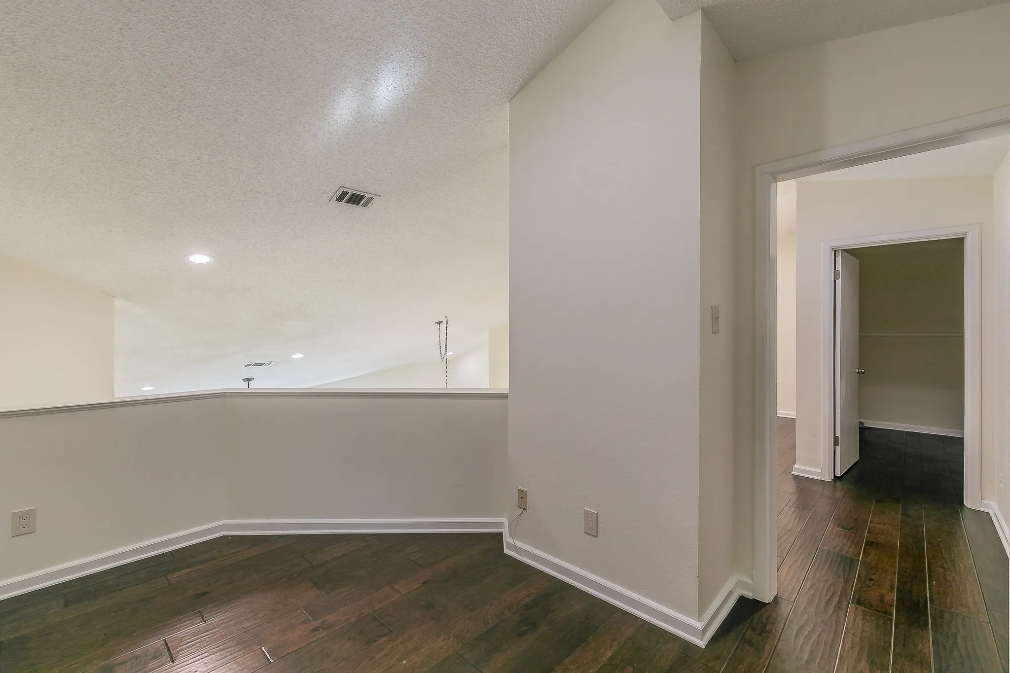 Townhouse For Sale in Tarrant County , 400 S Fielder Road, Arlington, Texas 76013, 2 Bedroom, 3 Bathroom, Garage spaces, 1,843 Sqft, built in 1985, mls#21366458, Real Estate Agent in Arlington, Homes For Sale in Tarrant county, Homes For Sale in Arlington, Realtor in Arlington Texas, Real Estate Brokerage Independent Realty Texas, Luminita Cordes Realtor