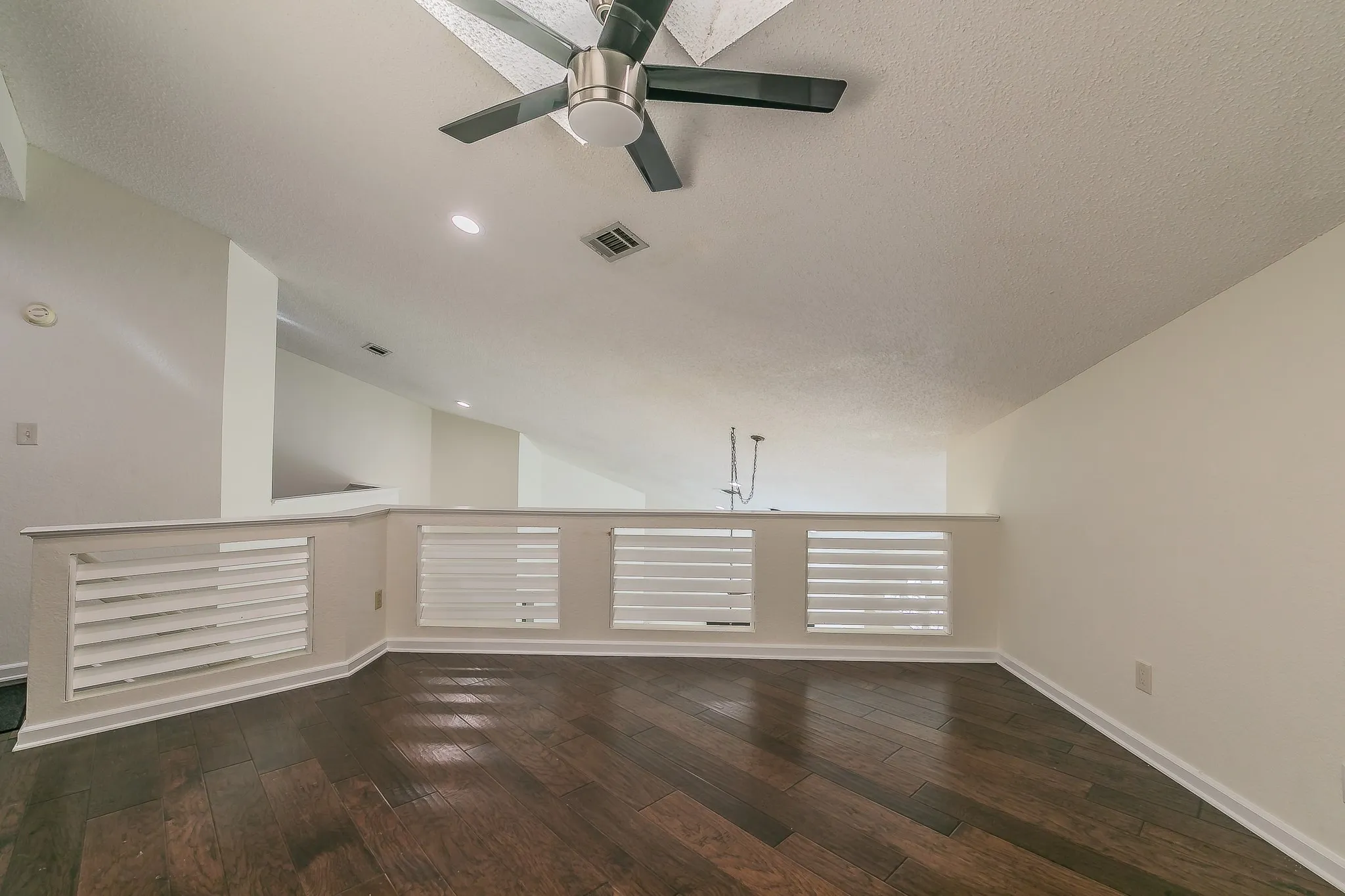 Townhouse For Sale in Tarrant County , 400 S Fielder Road, Arlington, Texas 76013, 2 Bedroom, 3 Bathroom, Garage spaces, 1,843 Sqft, built in 1985, mls#21366458, Real Estate Agent in Arlington, Homes For Sale in Tarrant county, Homes For Sale in Arlington, Realtor in Arlington Texas, Real Estate Brokerage Independent Realty Texas, Luminita Cordes Realtor