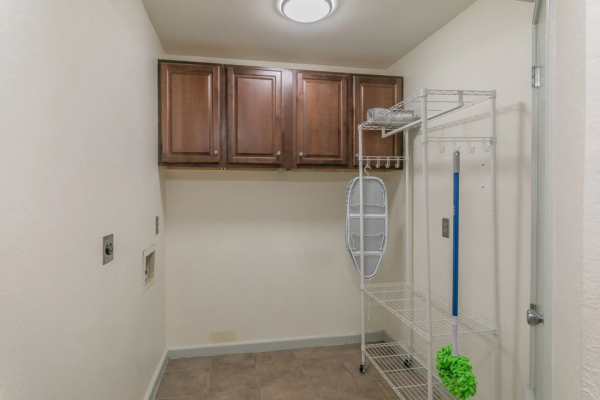 Townhouse For Sale in Tarrant County , 400 S Fielder Road, Arlington, Texas 76013, 2 Bedroom, 3 Bathroom, Garage spaces, 1,843 Sqft, built in 1985, mls#21366458, Real Estate Agent in Arlington, Homes For Sale in Tarrant county, Homes For Sale in Arlington, Realtor in Arlington Texas, Real Estate Brokerage Independent Realty Texas, Luminita Cordes Realtor
