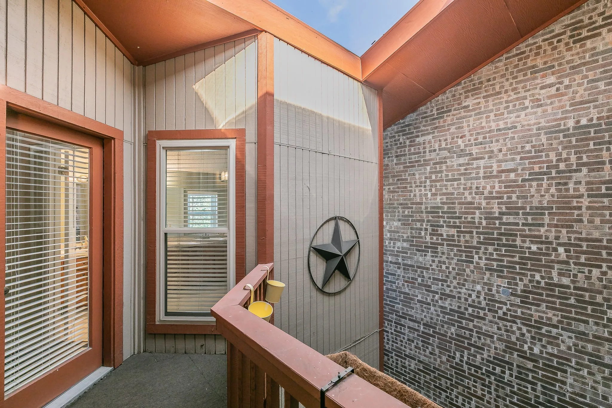 Townhouse For Sale in Tarrant County , 400 S Fielder Road, Arlington, Texas 76013, 2 Bedroom, 3 Bathroom, Garage spaces, 1,843 Sqft, built in 1985, mls#21366458, Real Estate Agent in Arlington, Homes For Sale in Tarrant county, Homes For Sale in Arlington, Realtor in Arlington Texas, Real Estate Brokerage Independent Realty Texas, Luminita Cordes Realtor