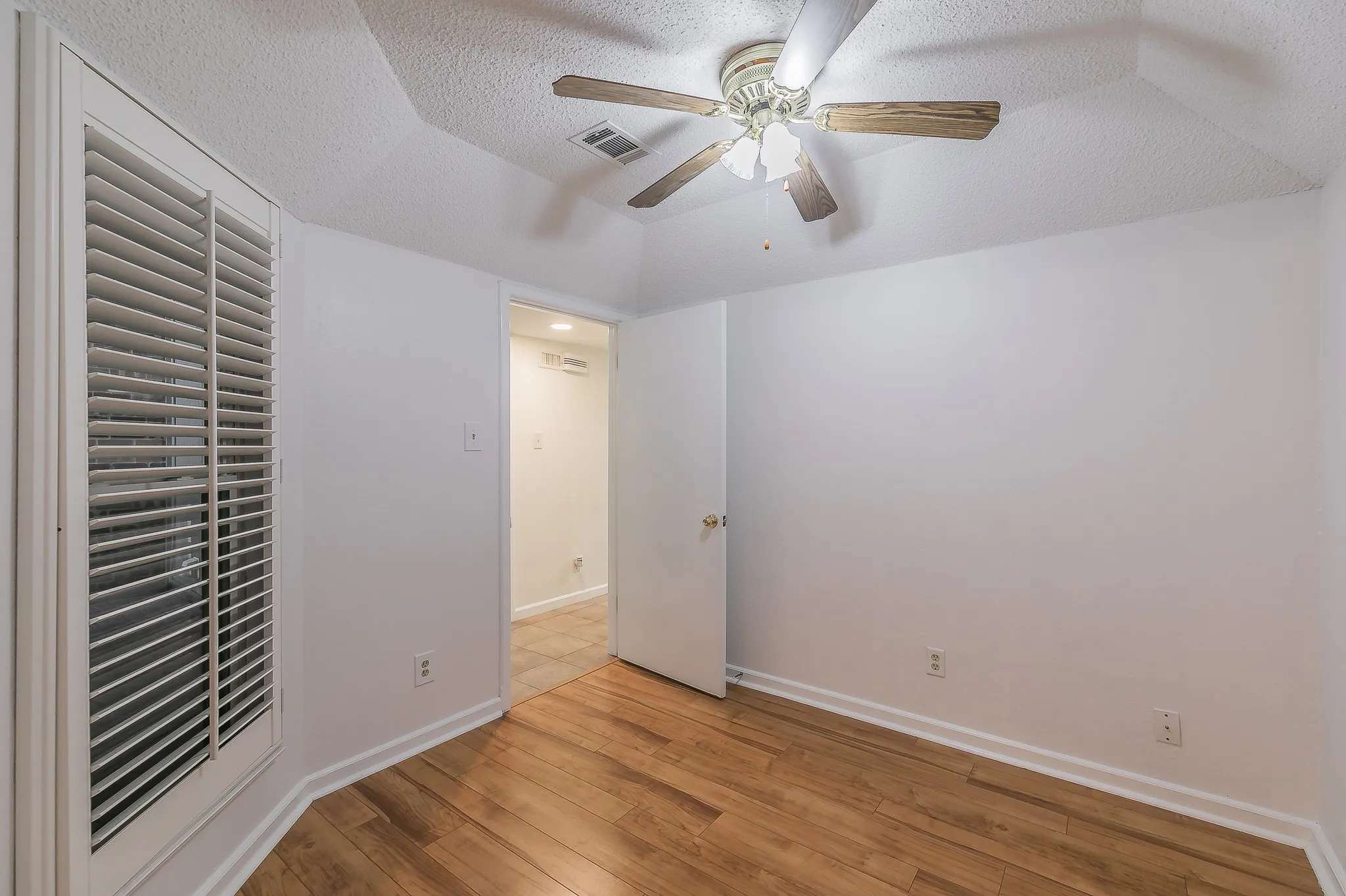 Townhouse For Sale in Tarrant County , 400 S Fielder Road, Arlington, Texas 76013, 2 Bedroom, 3 Bathroom, Garage spaces, 1,843 Sqft, built in 1985, mls#21366458, Real Estate Agent in Arlington, Homes For Sale in Tarrant county, Homes For Sale in Arlington, Realtor in Arlington Texas, Real Estate Brokerage Independent Realty Texas, Luminita Cordes Realtor