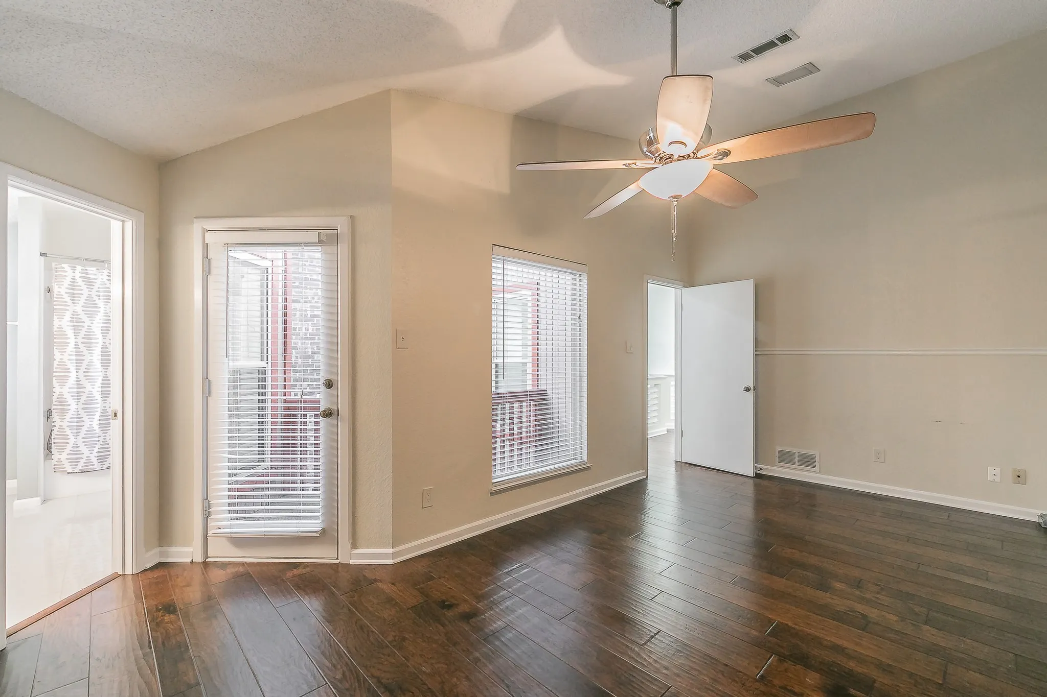 Townhouse For Sale in Tarrant County , 400 S Fielder Road, Arlington, Texas 76013, 2 Bedroom, 3 Bathroom, Garage spaces, 1,843 Sqft, built in 1985, mls#21366458, Real Estate Agent in Arlington, Homes For Sale in Tarrant county, Homes For Sale in Arlington, Realtor in Arlington Texas, Real Estate Brokerage Independent Realty Texas, Luminita Cordes Realtor