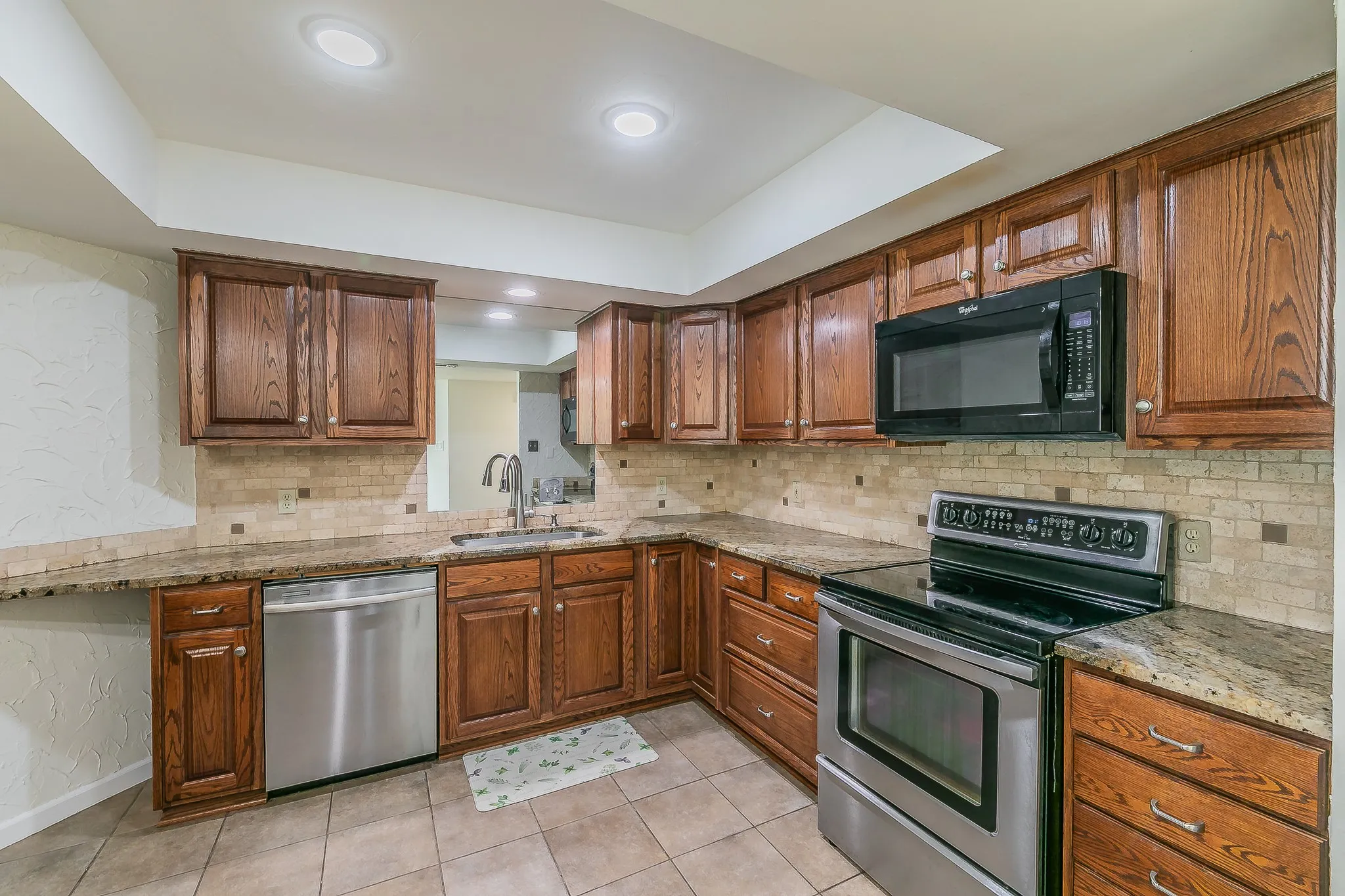 Townhouse For Sale in Tarrant County , 400 S Fielder Road, Arlington, Texas 76013, 2 Bedroom, 3 Bathroom, Garage spaces, 1,843 Sqft, built in 1985, mls#21366458, Real Estate Agent in Arlington, Homes For Sale in Tarrant county, Homes For Sale in Arlington, Realtor in Arlington Texas, Real Estate Brokerage Independent Realty Texas, Luminita Cordes Realtor
