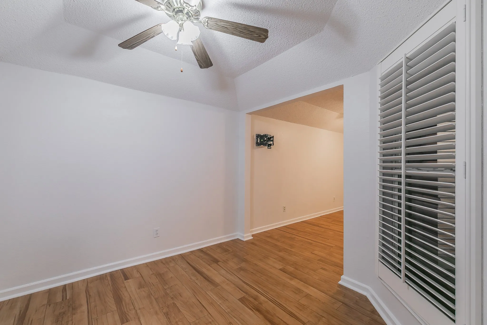Townhouse For Sale in Tarrant County , 400 S Fielder Road, Arlington, Texas 76013, 2 Bedroom, 3 Bathroom, Garage spaces, 1,843 Sqft, built in 1985, mls#21366458, Real Estate Agent in Arlington, Homes For Sale in Tarrant county, Homes For Sale in Arlington, Realtor in Arlington Texas, Real Estate Brokerage Independent Realty Texas, Luminita Cordes Realtor