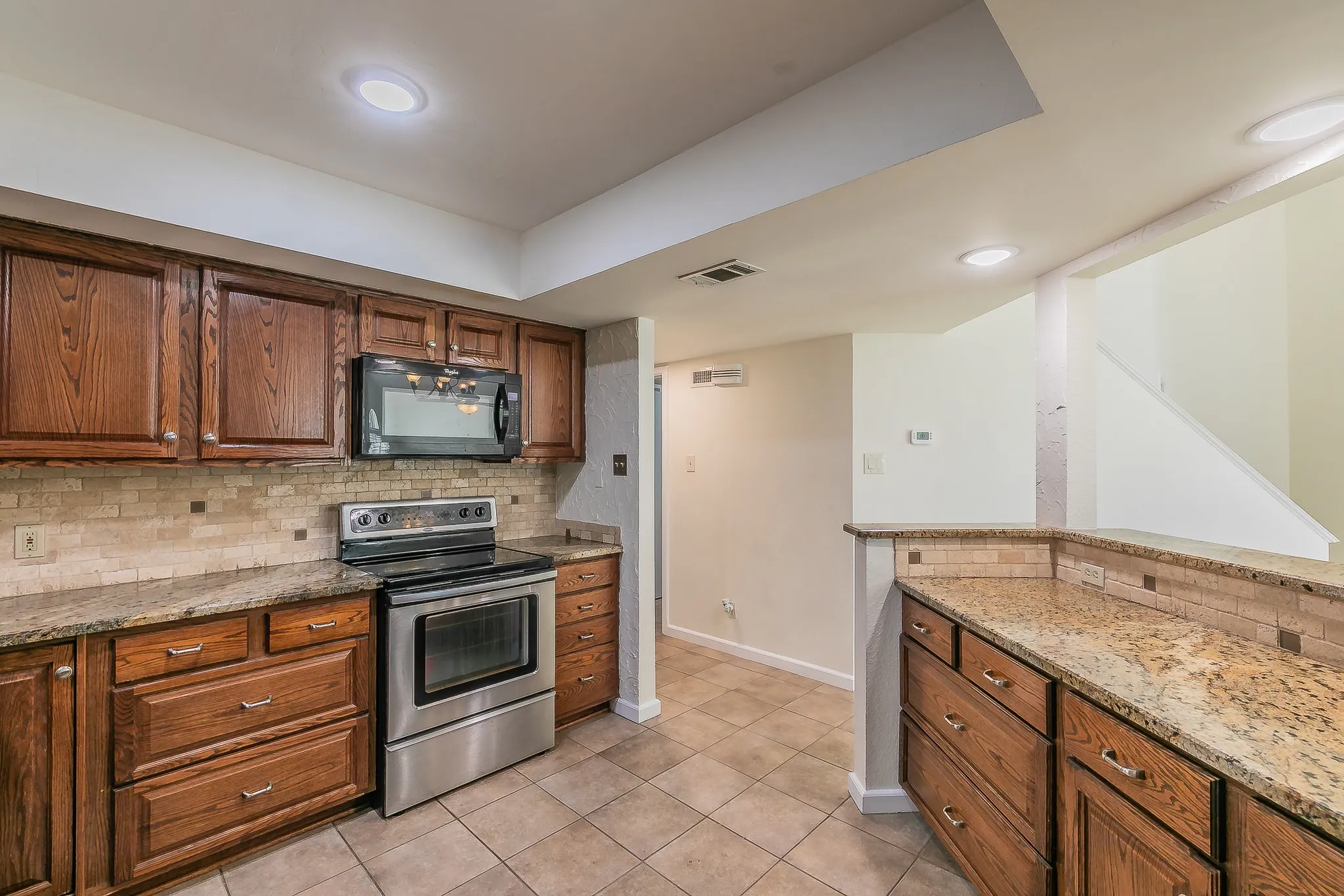 Townhouse For Sale in Tarrant County , 400 S Fielder Road, Arlington, Texas 76013, 2 Bedroom, 3 Bathroom, Garage spaces, 1,843 Sqft, built in 1985, mls#21366458, Real Estate Agent in Arlington, Homes For Sale in Tarrant county, Homes For Sale in Arlington, Realtor in Arlington Texas, Real Estate Brokerage Independent Realty Texas, Luminita Cordes Realtor