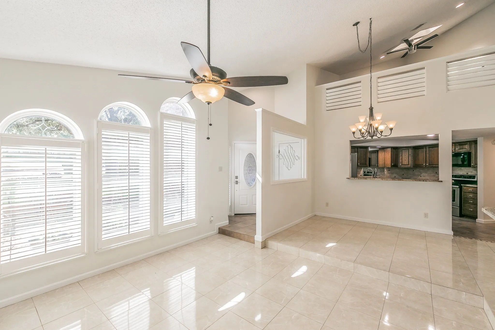 Townhouse For Sale in Tarrant County , 400 S Fielder Road, Arlington, Texas 76013, 2 Bedroom, 3 Bathroom, Garage spaces, 1,843 Sqft, built in 1985, mls#21366458, Real Estate Agent in Arlington, Homes For Sale in Tarrant county, Homes For Sale in Arlington, Realtor in Arlington Texas, Real Estate Brokerage Independent Realty Texas, Luminita Cordes Realtor