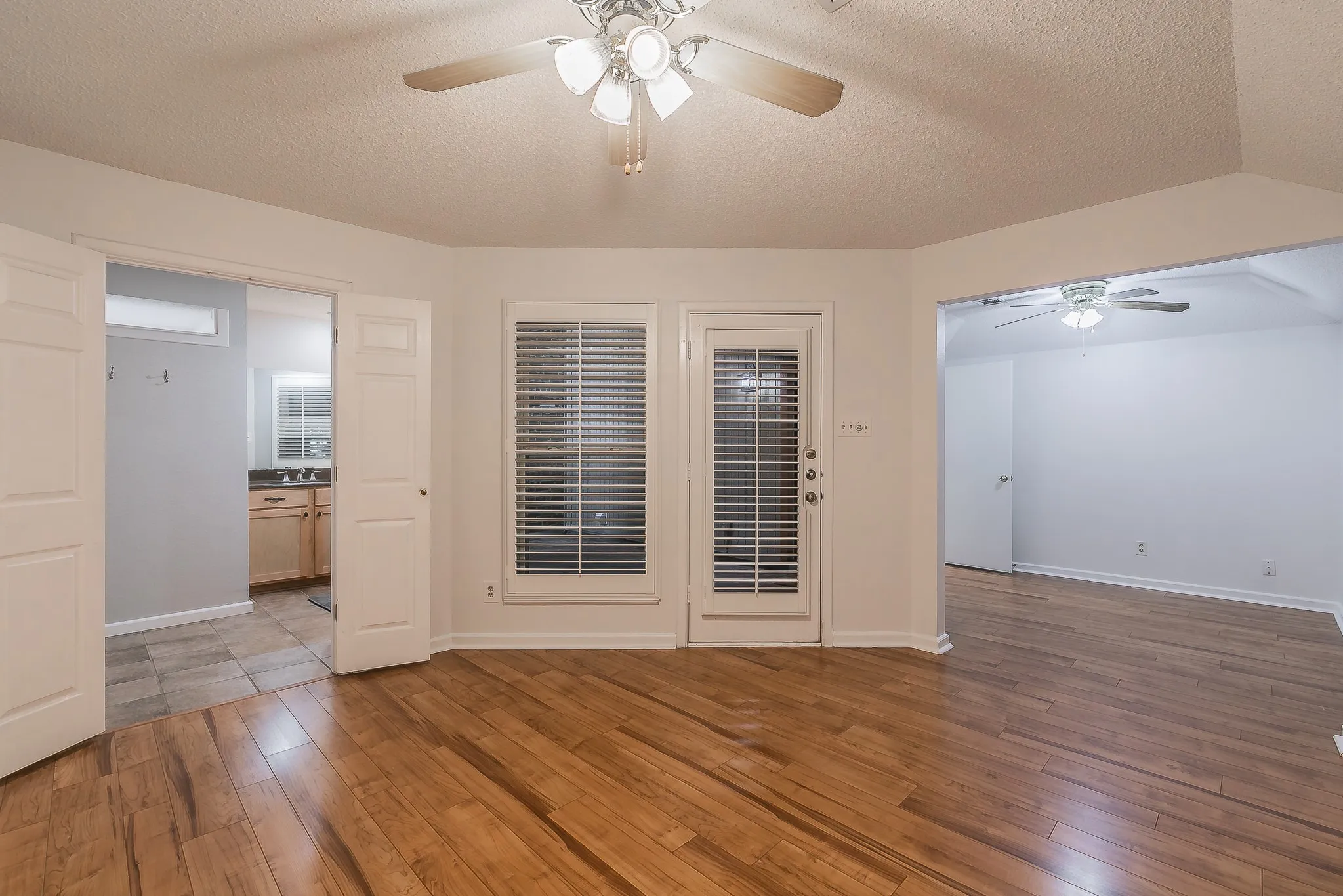 Townhouse For Sale in Tarrant County , 400 S Fielder Road, Arlington, Texas 76013, 2 Bedroom, 3 Bathroom, Garage spaces, 1,843 Sqft, built in 1985, mls#21366458, Real Estate Agent in Arlington, Homes For Sale in Tarrant county, Homes For Sale in Arlington, Realtor in Arlington Texas, Real Estate Brokerage Independent Realty Texas, Luminita Cordes Realtor
