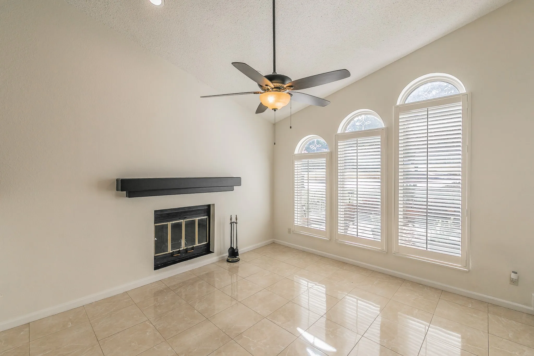 Townhouse For Sale in Tarrant County , 400 S Fielder Road, Arlington, Texas 76013, 2 Bedroom, 3 Bathroom, Garage spaces, 1,843 Sqft, built in 1985, mls#21366458, Real Estate Agent in Arlington, Homes For Sale in Tarrant county, Homes For Sale in Arlington, Realtor in Arlington Texas, Real Estate Brokerage Independent Realty Texas, Luminita Cordes Realtor