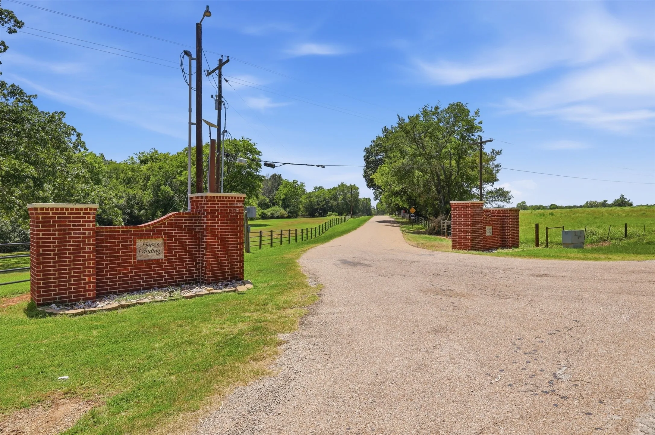 Single Family Residence For Sale in Titus County , 182 County Road 2938 N, Pittsburg, Texas 75686, 4 Bedroom, 4 Bathroom, 2 Garage spaces, 2,440 Sqft, built in 1999, mls#21366147, Real Estate Agent in Pittsburg, Homes For Sale in Titus county, Homes For Sale in Pittsburg, Realtor in Pittsburg Texas, Real Estate Brokerage Independent Realty Texas, Luminita Cordes Realtor