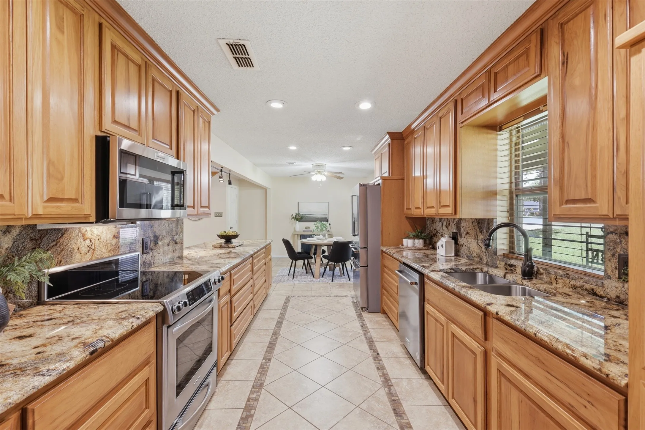Single Family Residence For Sale in Titus County , 182 County Road 2938 N, Pittsburg, Texas 75686, 4 Bedroom, 4 Bathroom, 2 Garage spaces, 2,440 Sqft, built in 1999, mls#21366147, Real Estate Agent in Pittsburg, Homes For Sale in Titus county, Homes For Sale in Pittsburg, Realtor in Pittsburg Texas, Real Estate Brokerage Independent Realty Texas, Luminita Cordes Realtor