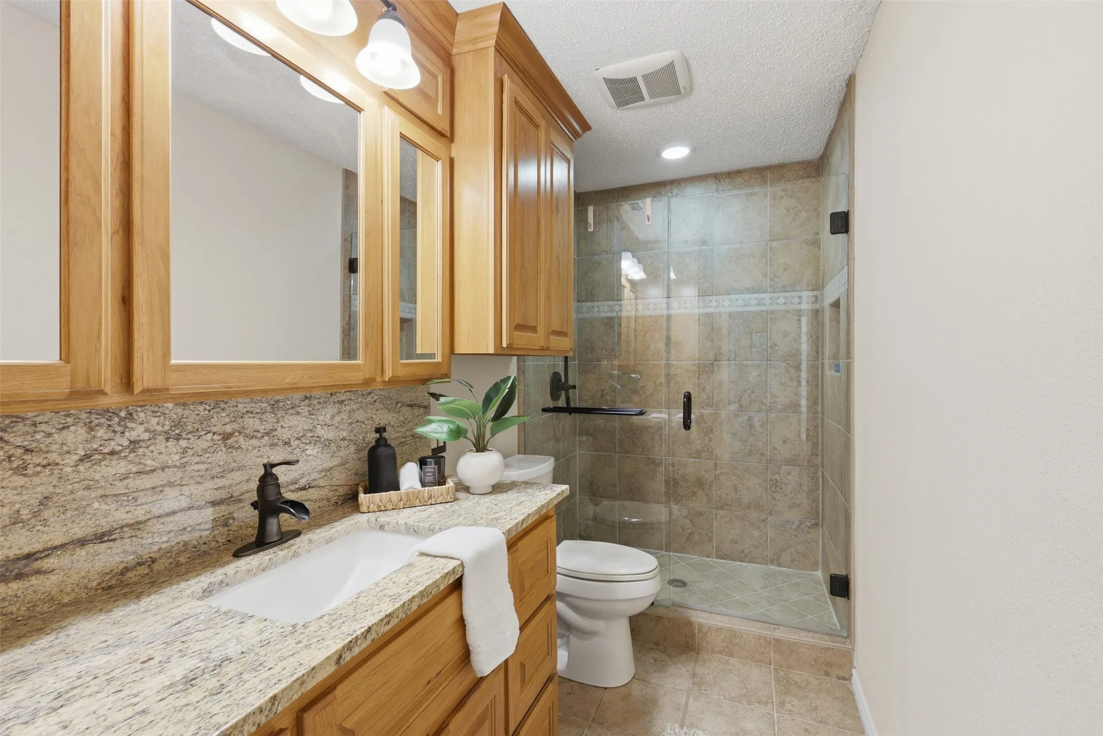 Single Family Residence For Sale in Titus County , 182 County Road 2938 N, Pittsburg, Texas 75686, 4 Bedroom, 4 Bathroom, 2 Garage spaces, 2,440 Sqft, built in 1999, mls#21366147, Real Estate Agent in Pittsburg, Homes For Sale in Titus county, Homes For Sale in Pittsburg, Realtor in Pittsburg Texas, Real Estate Brokerage Independent Realty Texas, Luminita Cordes Realtor