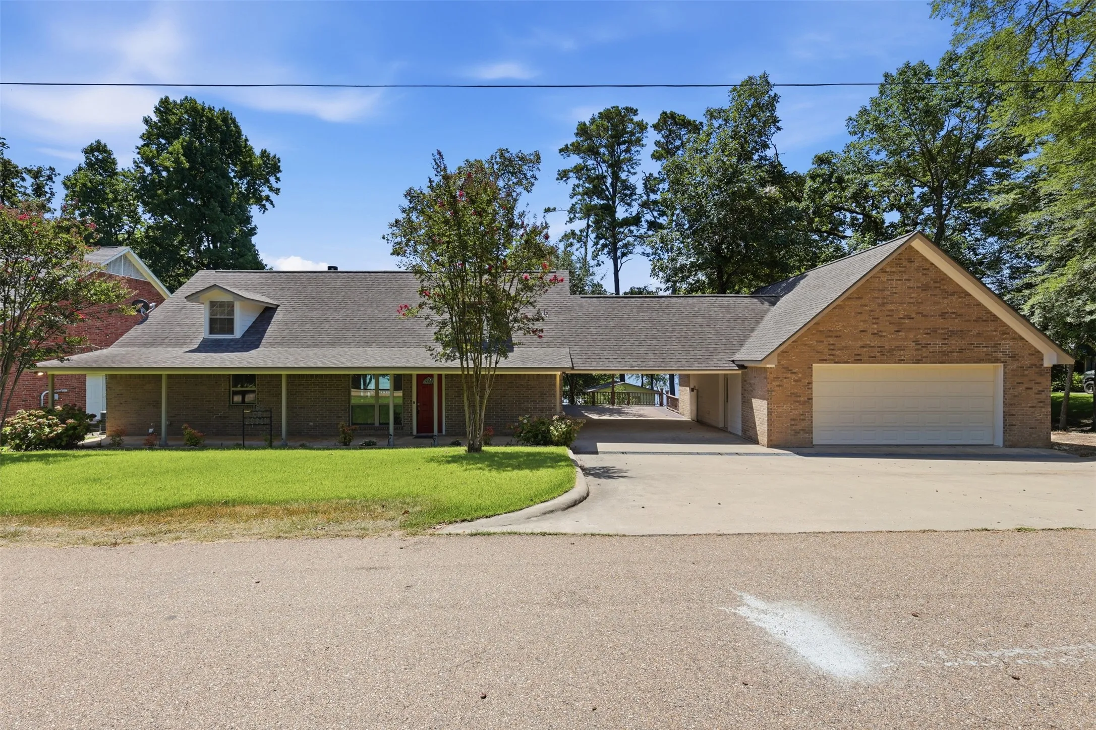 Single Family Residence For Sale in Titus County , 182 County Road 2938 N, Pittsburg, Texas 75686, 4 Bedroom, 4 Bathroom, 2 Garage spaces, 2,440 Sqft, built in 1999, mls#21366147, Real Estate Agent in Pittsburg, Homes For Sale in Titus county, Homes For Sale in Pittsburg, Realtor in Pittsburg Texas, Real Estate Brokerage Independent Realty Texas, Luminita Cordes Realtor