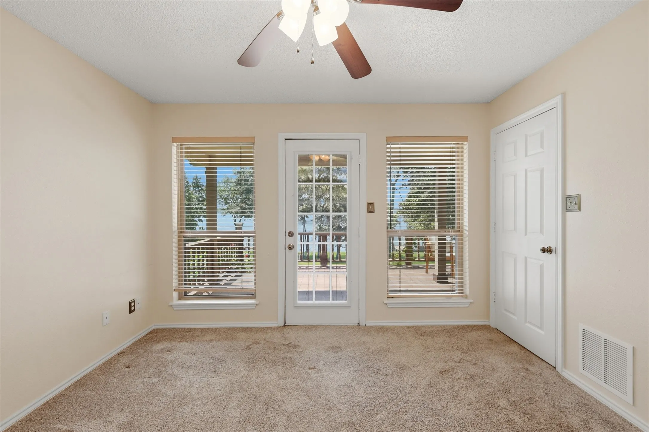 Single Family Residence For Sale in Titus County , 182 County Road 2938 N, Pittsburg, Texas 75686, 4 Bedroom, 4 Bathroom, 2 Garage spaces, 2,440 Sqft, built in 1999, mls#21366147, Real Estate Agent in Pittsburg, Homes For Sale in Titus county, Homes For Sale in Pittsburg, Realtor in Pittsburg Texas, Real Estate Brokerage Independent Realty Texas, Luminita Cordes Realtor