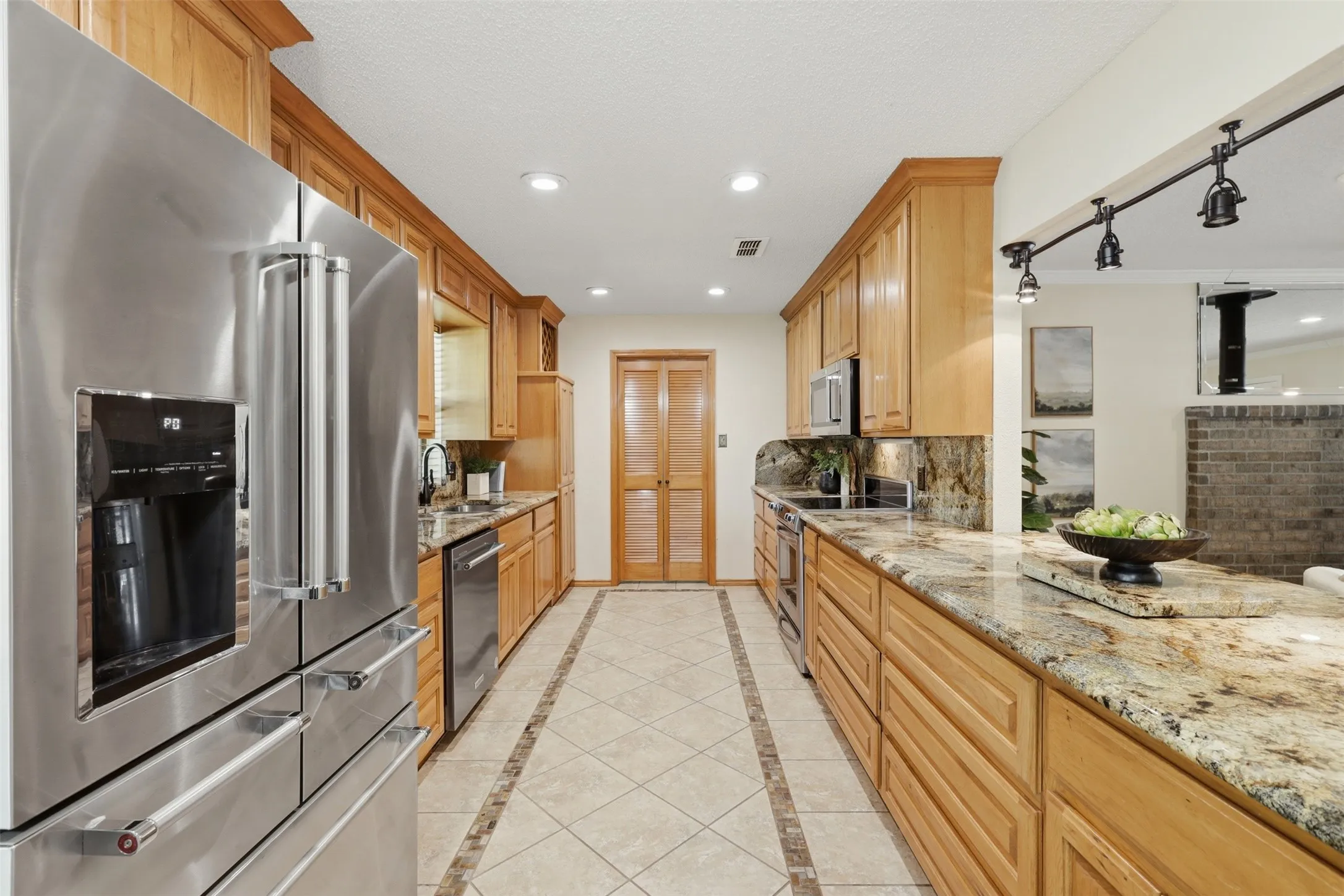 Single Family Residence For Sale in Titus County , 182 County Road 2938 N, Pittsburg, Texas 75686, 4 Bedroom, 4 Bathroom, 2 Garage spaces, 2,440 Sqft, built in 1999, mls#21366147, Real Estate Agent in Pittsburg, Homes For Sale in Titus county, Homes For Sale in Pittsburg, Realtor in Pittsburg Texas, Real Estate Brokerage Independent Realty Texas, Luminita Cordes Realtor