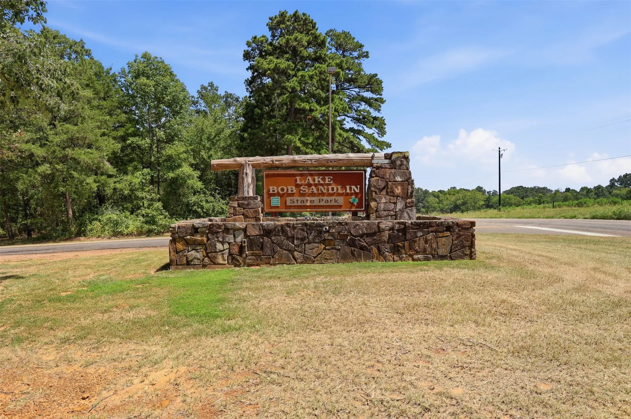Single Family Residence For Sale in Titus County , 182 County Road 2938 N, Pittsburg, Texas 75686, 4 Bedroom, 4 Bathroom, 2 Garage spaces, 2,440 Sqft, built in 1999, mls#21366147, Real Estate Agent in Pittsburg, Homes For Sale in Titus county, Homes For Sale in Pittsburg, Realtor in Pittsburg Texas, Real Estate Brokerage Independent Realty Texas, Luminita Cordes Realtor