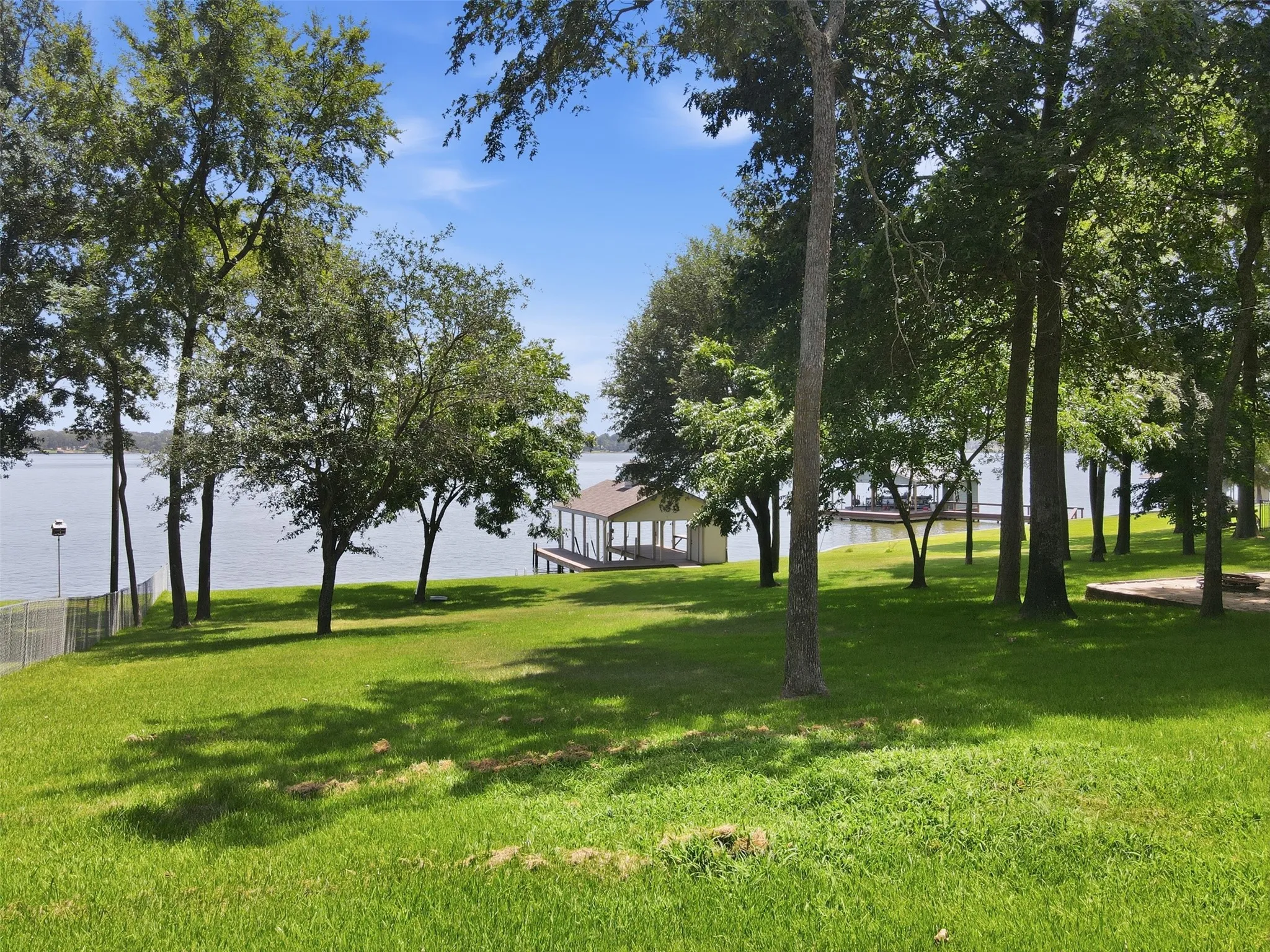 Single Family Residence For Sale in Titus County , 182 County Road 2938 N, Pittsburg, Texas 75686, 4 Bedroom, 4 Bathroom, 2 Garage spaces, 2,440 Sqft, built in 1999, mls#21366147, Real Estate Agent in Pittsburg, Homes For Sale in Titus county, Homes For Sale in Pittsburg, Realtor in Pittsburg Texas, Real Estate Brokerage Independent Realty Texas, Luminita Cordes Realtor