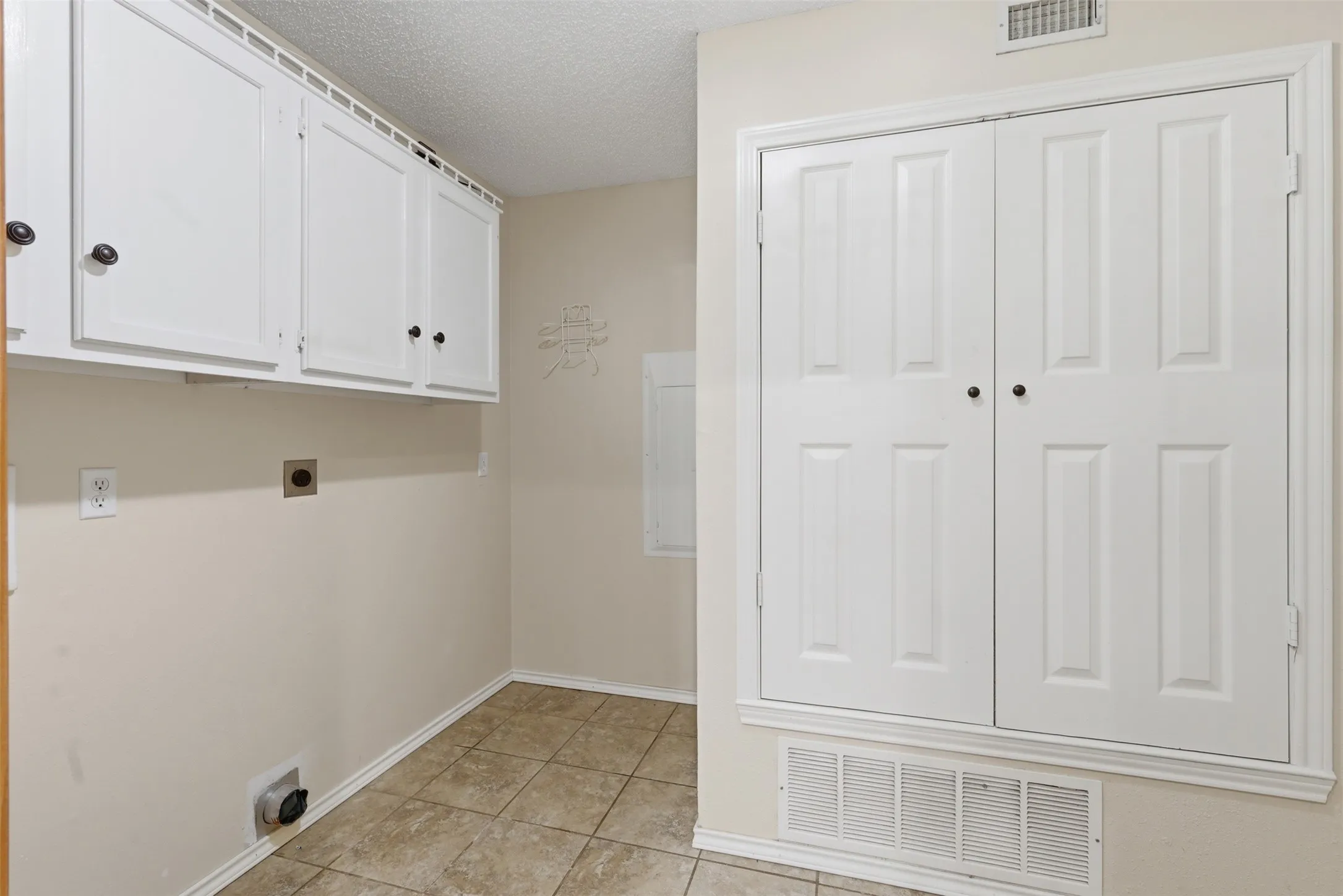 Single Family Residence For Sale in Titus County , 182 County Road 2938 N, Pittsburg, Texas 75686, 4 Bedroom, 4 Bathroom, 2 Garage spaces, 2,440 Sqft, built in 1999, mls#21366147, Real Estate Agent in Pittsburg, Homes For Sale in Titus county, Homes For Sale in Pittsburg, Realtor in Pittsburg Texas, Real Estate Brokerage Independent Realty Texas, Luminita Cordes Realtor