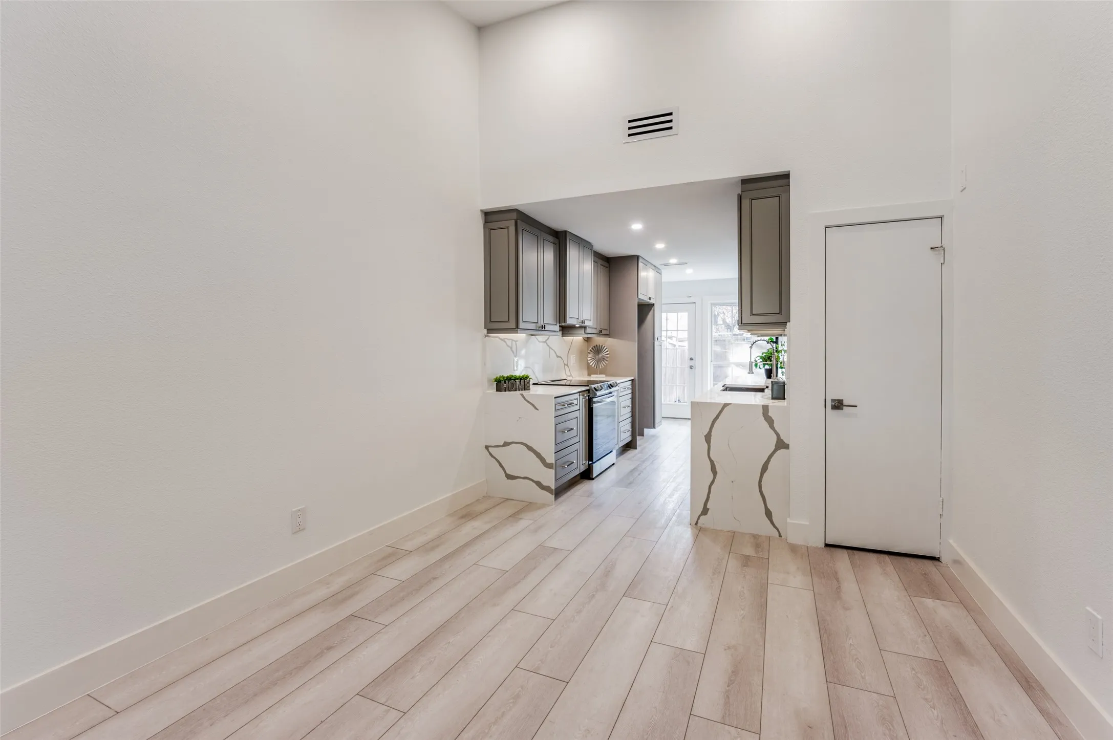 Townhouse For Sale in Dallas County , 13702 FLAGSTONE Lane, Dallas, Texas 75240, 2 Bedroom, 2 Bathroom, Garage spaces, 1,084 Sqft, built in 1970, mls#21366799, Real Estate Agent in Dallas, Homes For Sale in Dallas county, Homes For Sale in Dallas, Realtor in Dallas Texas, Real Estate Brokerage Independent Realty Texas, Luminita Cordes Realtor
