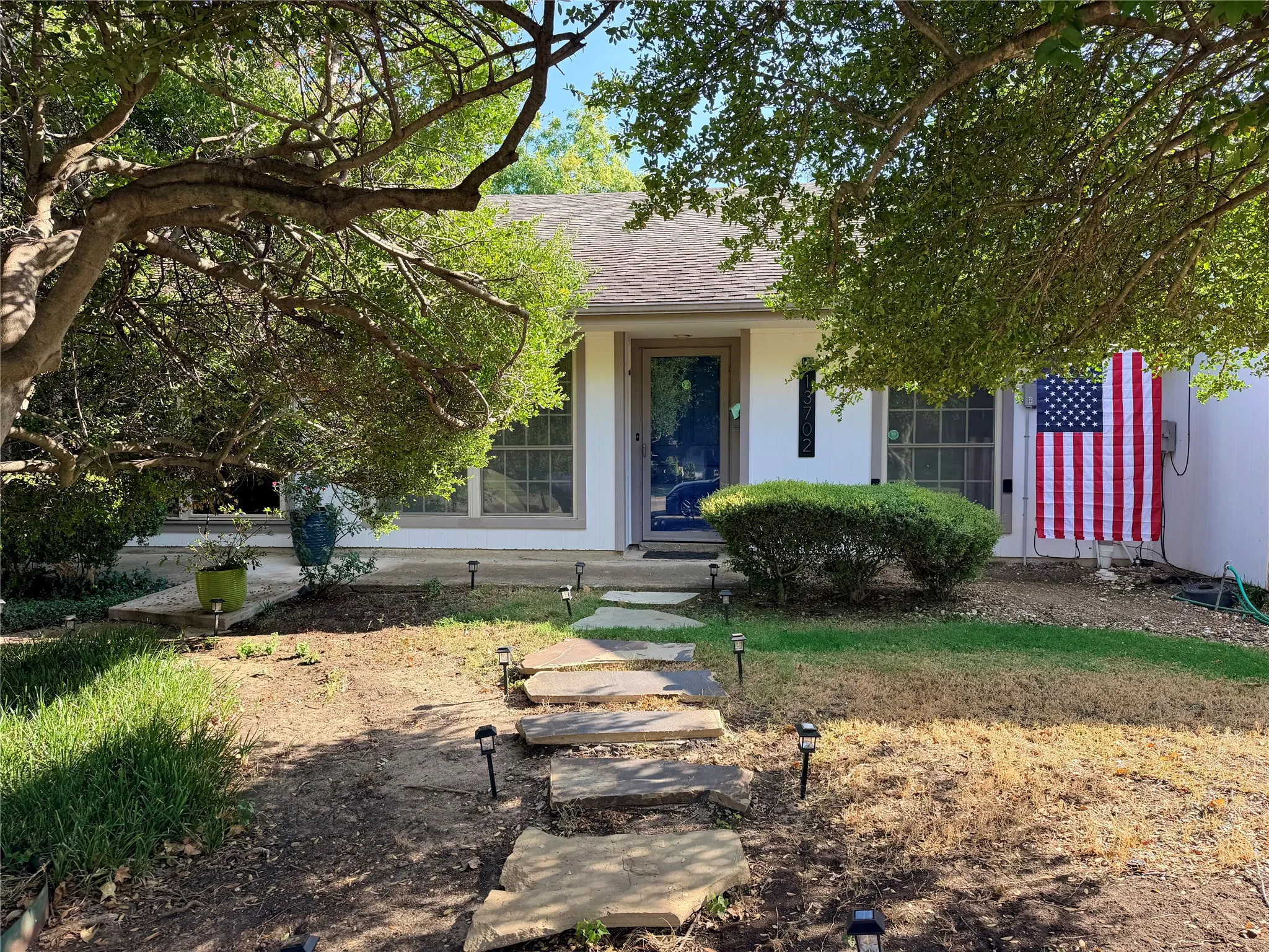 Townhouse For Sale in Dallas County , 13702 FLAGSTONE Lane, Dallas, Texas 75240, 2 Bedroom, 2 Bathroom, Garage spaces, 1,084 Sqft, built in 1970, mls#21366799, Real Estate Agent in Dallas, Homes For Sale in Dallas county, Homes For Sale in Dallas, Realtor in Dallas Texas, Real Estate Brokerage Independent Realty Texas, Luminita Cordes Realtor