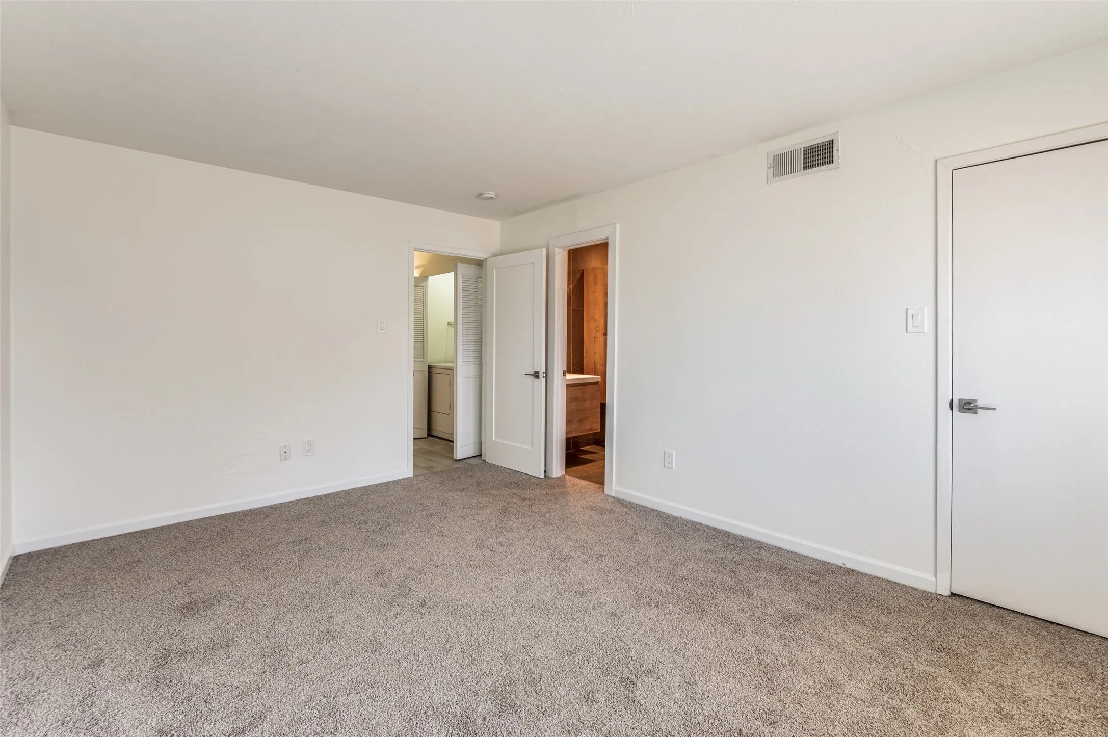 Townhouse For Sale in Dallas County , 13702 FLAGSTONE Lane, Dallas, Texas 75240, 2 Bedroom, 2 Bathroom, Garage spaces, 1,084 Sqft, built in 1970, mls#21366799, Real Estate Agent in Dallas, Homes For Sale in Dallas county, Homes For Sale in Dallas, Realtor in Dallas Texas, Real Estate Brokerage Independent Realty Texas, Luminita Cordes Realtor