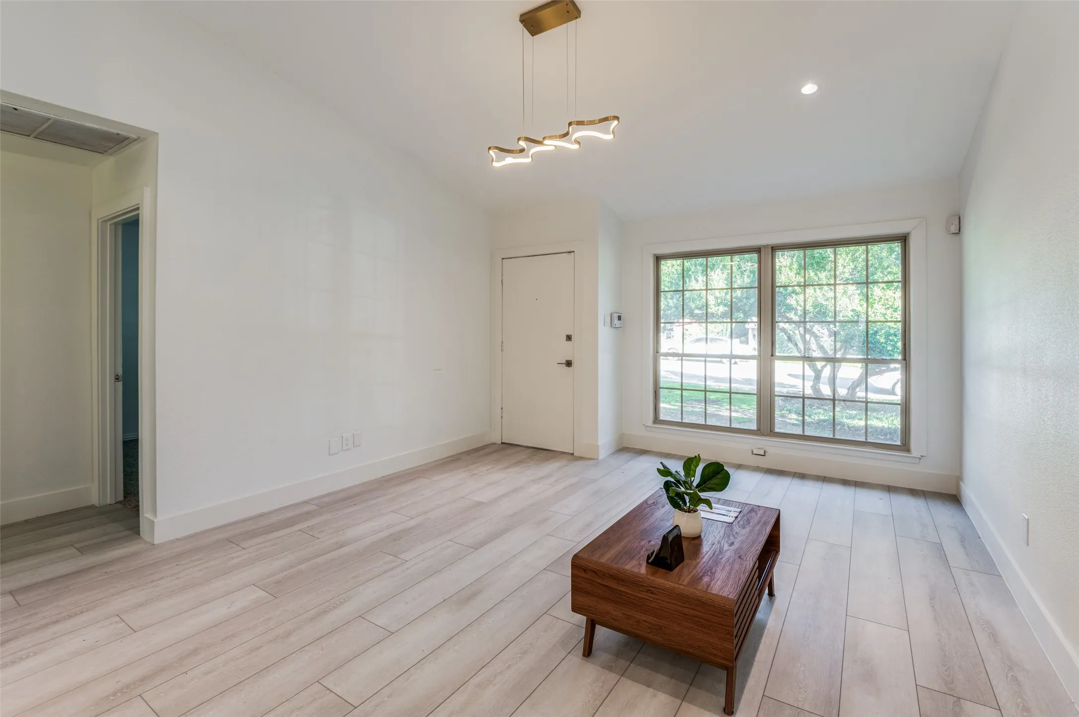 Townhouse For Sale in Dallas County , 13702 FLAGSTONE Lane, Dallas, Texas 75240, 2 Bedroom, 2 Bathroom, Garage spaces, 1,084 Sqft, built in 1970, mls#21366799, Real Estate Agent in Dallas, Homes For Sale in Dallas county, Homes For Sale in Dallas, Realtor in Dallas Texas, Real Estate Brokerage Independent Realty Texas, Luminita Cordes Realtor