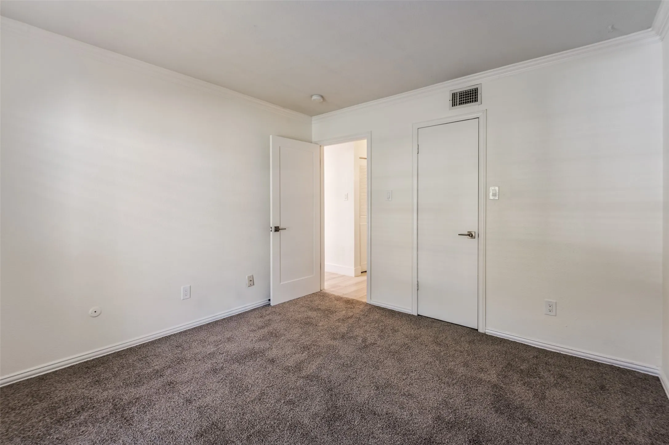 Townhouse For Sale in Dallas County , 13702 FLAGSTONE Lane, Dallas, Texas 75240, 2 Bedroom, 2 Bathroom, Garage spaces, 1,084 Sqft, built in 1970, mls#21366799, Real Estate Agent in Dallas, Homes For Sale in Dallas county, Homes For Sale in Dallas, Realtor in Dallas Texas, Real Estate Brokerage Independent Realty Texas, Luminita Cordes Realtor