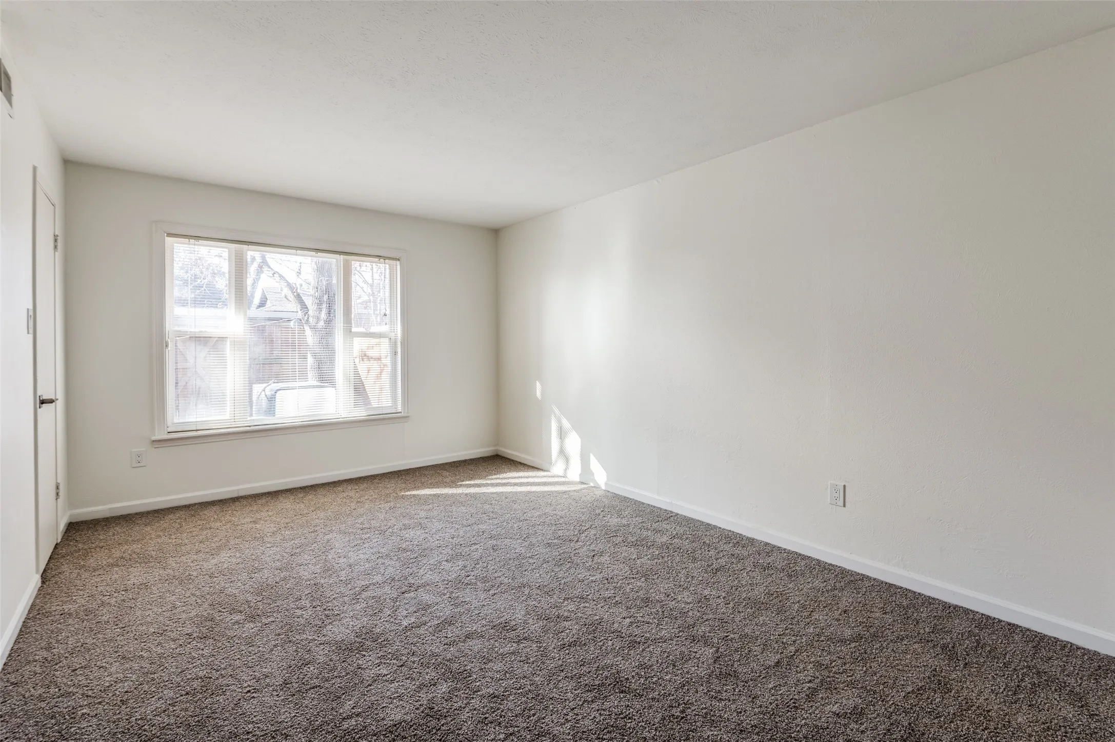 Townhouse For Sale in Dallas County , 13702 FLAGSTONE Lane, Dallas, Texas 75240, 2 Bedroom, 2 Bathroom, Garage spaces, 1,084 Sqft, built in 1970, mls#21366799, Real Estate Agent in Dallas, Homes For Sale in Dallas county, Homes For Sale in Dallas, Realtor in Dallas Texas, Real Estate Brokerage Independent Realty Texas, Luminita Cordes Realtor