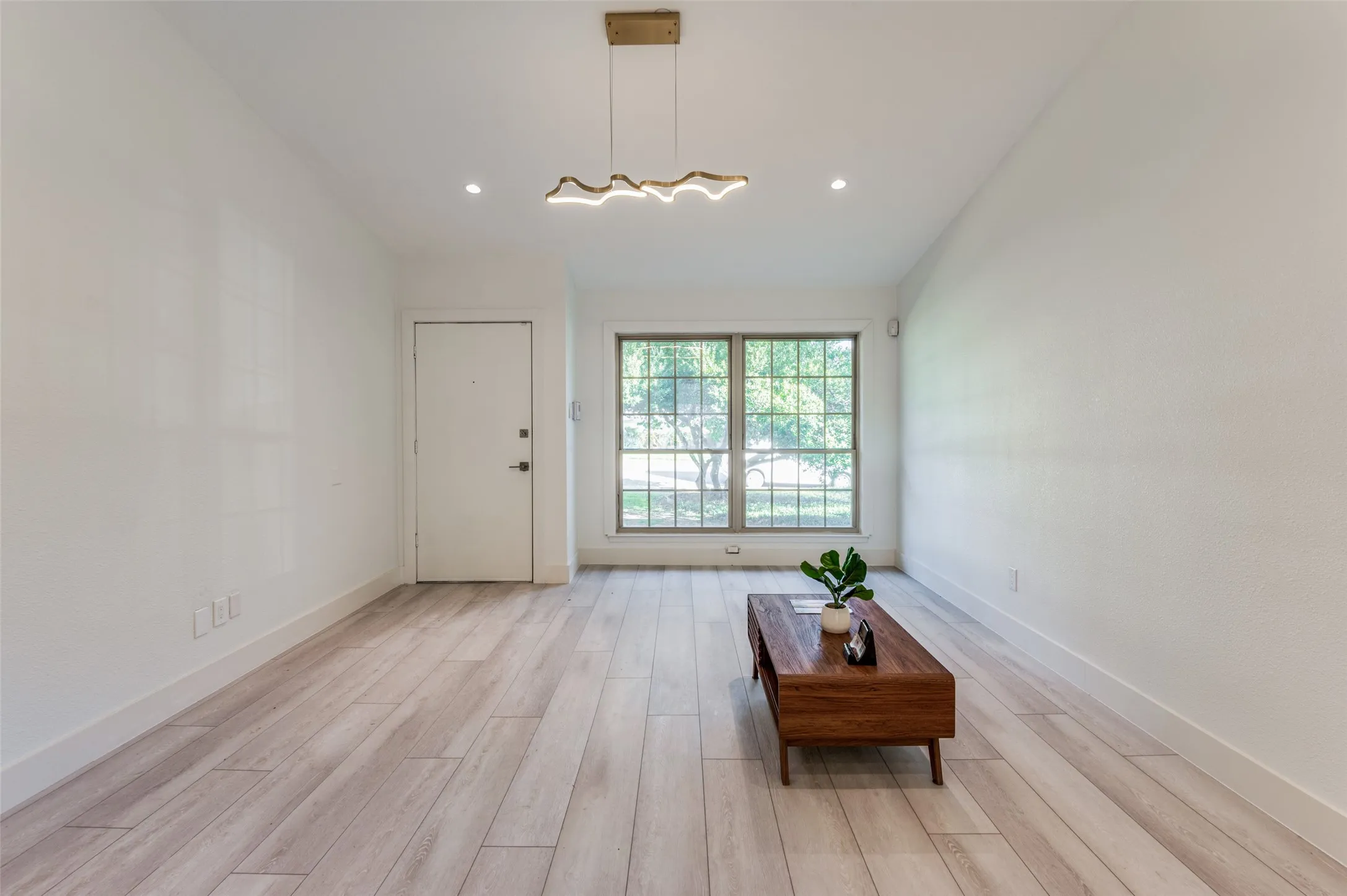 Townhouse For Sale in Dallas County , 13702 FLAGSTONE Lane, Dallas, Texas 75240, 2 Bedroom, 2 Bathroom, Garage spaces, 1,084 Sqft, built in 1970, mls#21366799, Real Estate Agent in Dallas, Homes For Sale in Dallas county, Homes For Sale in Dallas, Realtor in Dallas Texas, Real Estate Brokerage Independent Realty Texas, Luminita Cordes Realtor